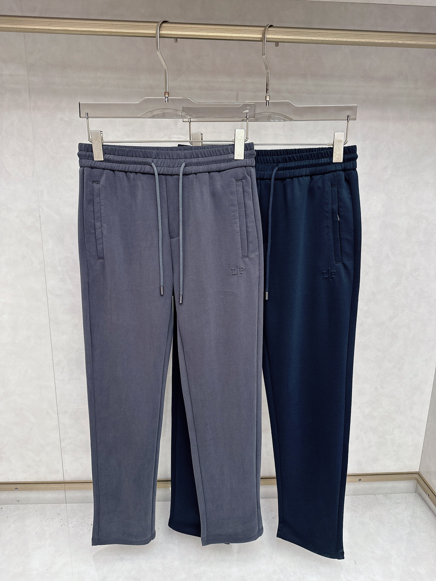 NO:524839,LP cashmere mixture for autumn and winter customers has an excellent skin-friendly feeling. Men's elastic waist straight-foot casual pants. Classic style. A practical style for business and casual wear. Combined tailoring. Pocket logo embroidery. Front and rear pocket design is low-key and highlights the details. Loose and volume and waist practical drawstrings create a balanced elegance in comparison. Fabric cashmere mixture fabric has an excellent soft feel. Make the upper body comfortable and breathable. Moisture and sweat while supporting a crisp drooping. Business and leisure are very good. Color Black. Coffee color code number M-4XL,,loro piano,alexander wang19860909LP 秋冬客供羊绒混合料有着极好的亲肤感 男士 松紧腰直脚休闲裤 经典款 商务休闲都实穿的一款 合体的剪裁 口袋标志刺绣的点缀 前后口袋设计低调而显细节亮点 宽松量感与腰部的实用抽绳,在对比中营造平衡的优雅 面料羊绒混合物面料 有着极好的柔软手感 让上身舒适透气 吸湿排汗的同时又能支撑挺括垂感 商务休闲都能很好搭配 颜色 黑色 咖色码数M-4XL,,loro piana,alexander wang,Men's clothing