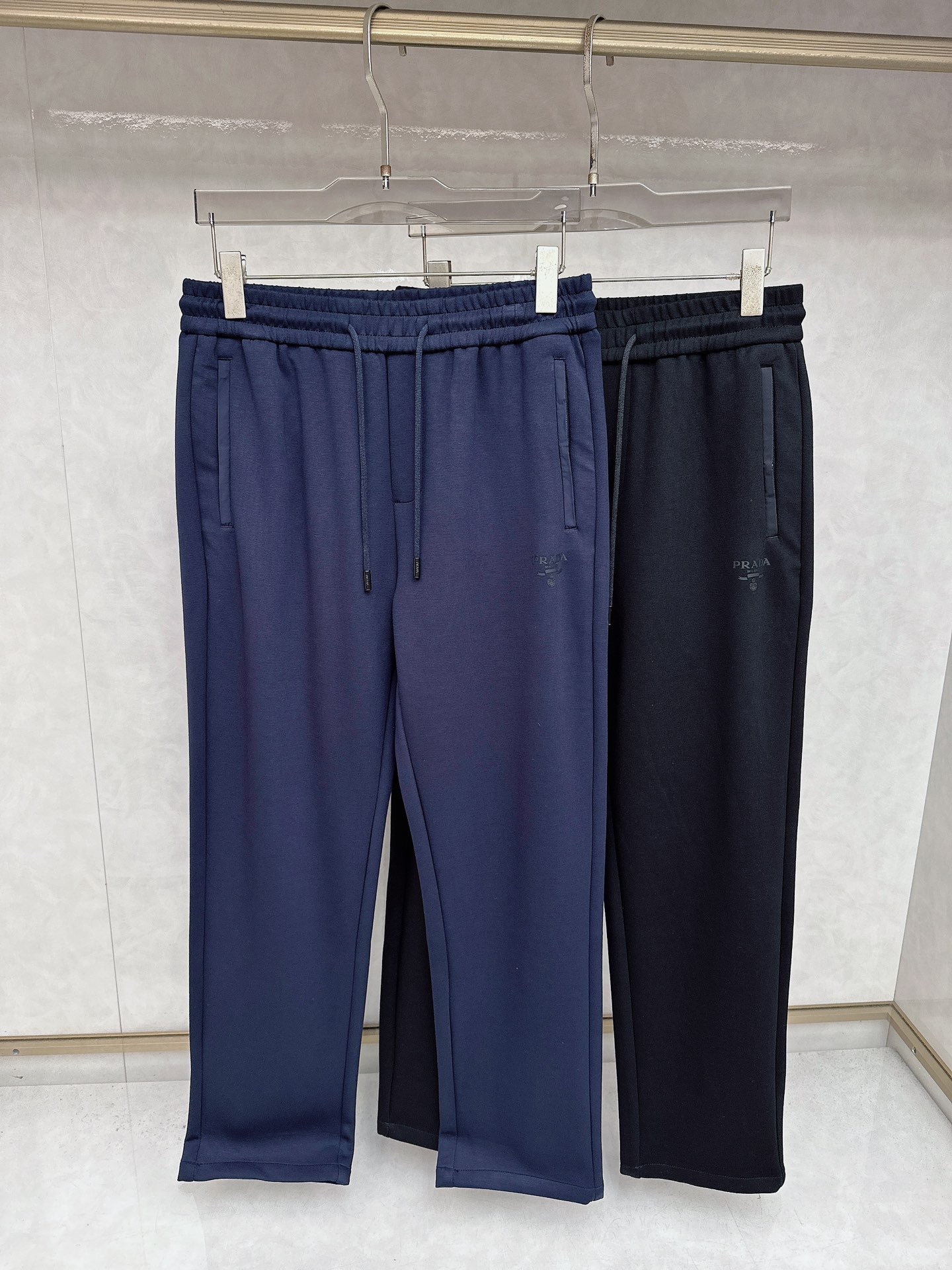 NO:524845,Prada 2025 autumn and winter cashmere mixture has an excellent skin-friendly feeling. Men's elastic waist straight-foot casual pants. Classic style. A practical style for business and casual wear. Combined tailoring. Pocket logo embroidery. Front and rear pocket design is low-key and highlights the details. Loose and volume and practical drawstrings at the waist create a balanced elegance in comparison. Fabric cashmere mixture fabric has an excellent soft feel. Make the upper body comfortable and breathable. It absorbs moisture and sweats while supporting a crisp drooping. Business and leisure can be matched well. Color black. Coffee color code number M-4XL,,prada,alexander wang19860909普拉达 2025秋冬客供羊绒混合料有着极好的亲肤感 男士 松紧腰直脚休闲裤 经典款 商务休闲都实穿的一款 合体的剪裁 口袋标志刺绣的点缀 前后口袋设计低调而显细节亮点 宽松量感与腰部的实用抽绳,在对比中营造平衡的优雅 面料羊绒混合物面料 有着极好的柔软手感 让上身舒适透气 吸湿排汗的同时又能支撑挺括垂感 商务休闲都能很好搭配 颜色 黑色 咖色码数M-4XL,,prada,alexander wang,Men's clothing