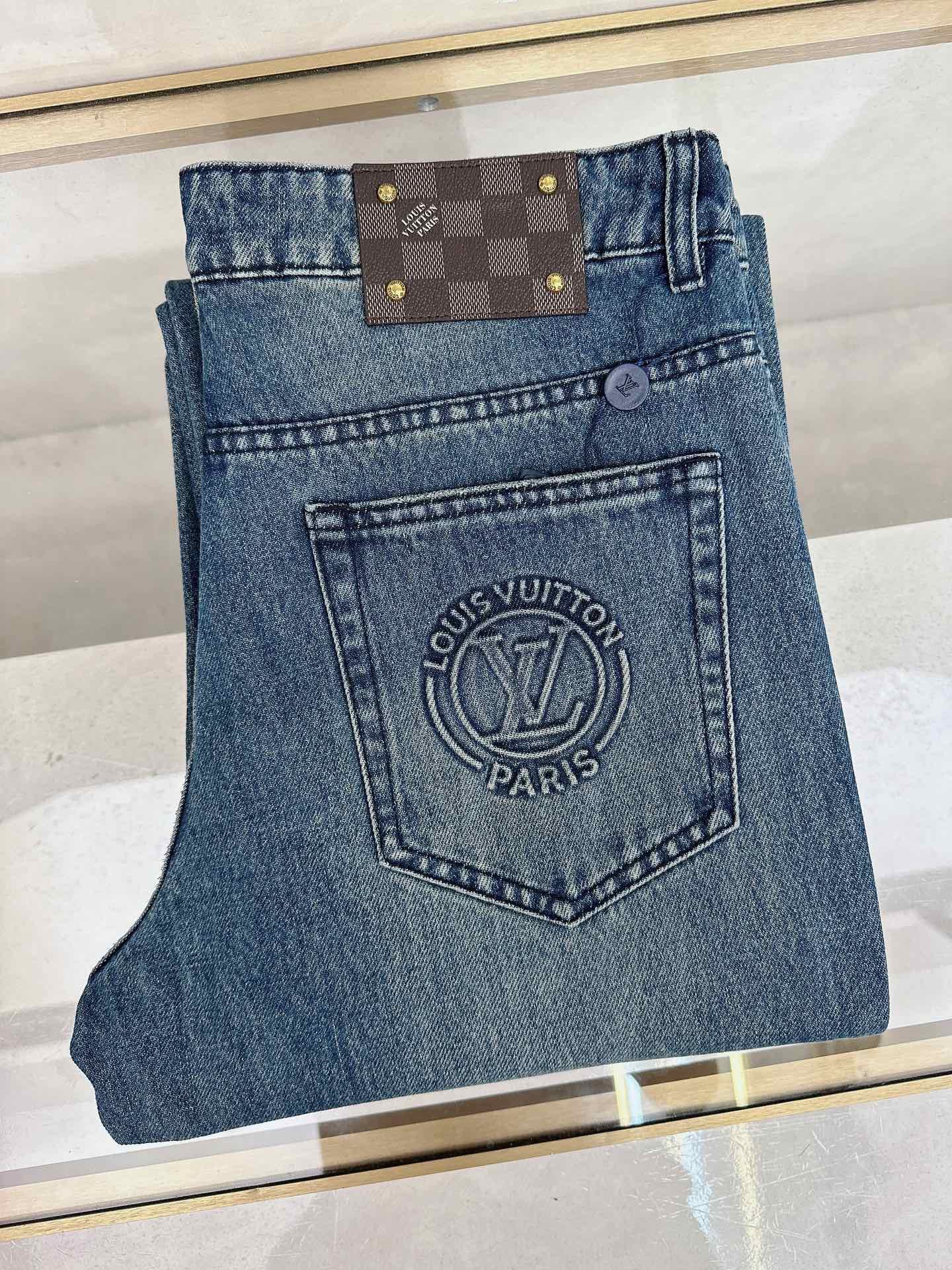 NO:524819,The official website of LV autumn and winter new models will be released simultaneously, 2025 autumn and winter new men's casual jeans, original single quality, customized original denim fabric, logo pattern design, body original hardware and auxiliary decoration, three-dimensional and clear, c super trendy personality, fashionable and stylish upper body!  Trendy men's must-have items, 30-40, louis vuitton, jeans, alexander wang19860909LV 秋冬新款官网同步发售,2025秋冬新品男士休闲牛仔裤,原单品质,定制原版牛仔面料,logo图案设计,身原版五金辅料装饰,立体清晰,c超级潮流个性,上身时尚有型！潮男必备单品 码数30-40,,louis vuitton,jeans,alexander wang,Men's clothing