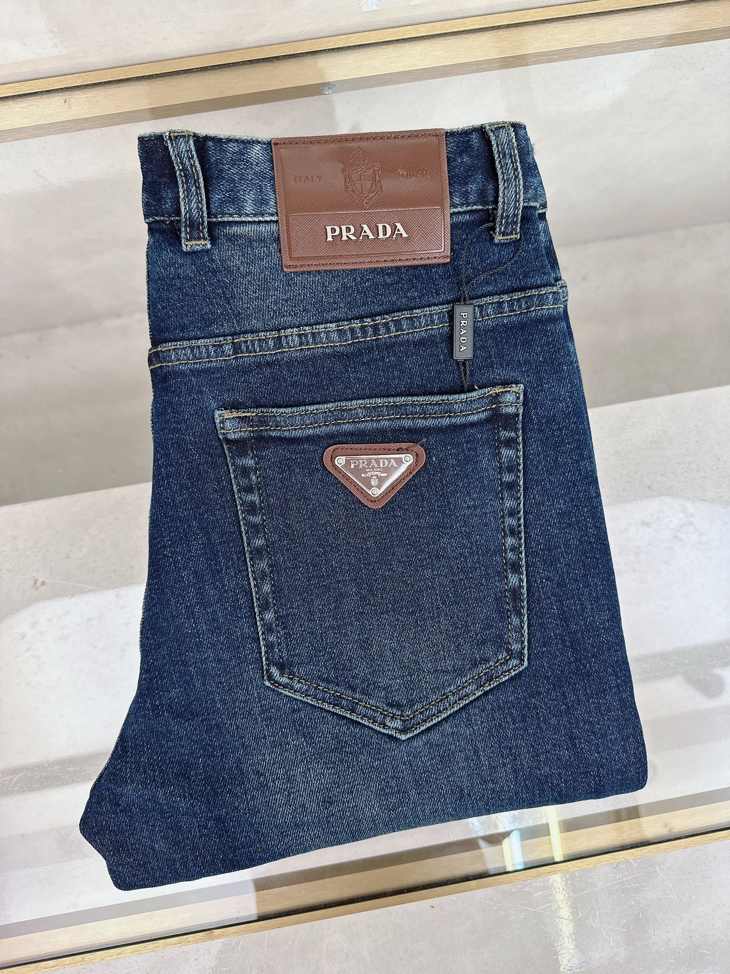 NO:524822,Prada's new autumn and winter styles are available simultaneously on the official website, 2025 autumn and winter new men's casual jeans, original single quality, customized original denim fabric, logo pattern design, body original hardware and accessories decoration, three-dimensional and clear, c super trendy personality, fashionable and stylish upper body!  Trendy men's must-have items, 30-40, prada, jeans, alexander wang19860909普拉达 秋冬新款官网同步发售,2025秋冬新品男士休闲牛仔裤,原单品质,定制原版牛仔面料,logo图案设计,身原版五金辅料装饰,立体清晰,c超级潮流个性,上身时尚有型！潮男必备单品 码数30-40,,prada,jeans,alexander wang,Men's clothing