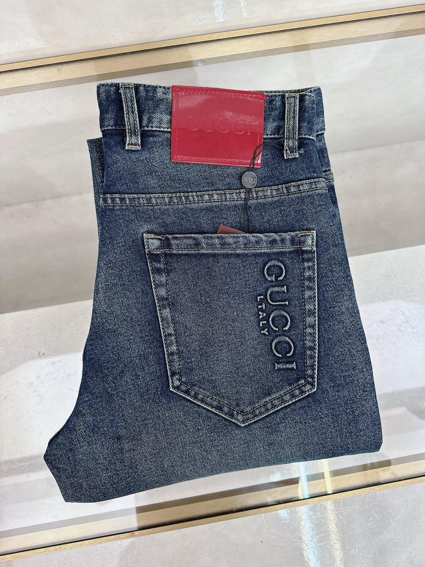 NO:524828,Guqi's new autumn and winter styles are available simultaneously on the official website, 2025 autumn and winter new men's casual jeans, original single quality, customized original denim fabric, logo pattern design, body original hardware and auxiliary decoration, three-dimensional and clear, c super trendy and personalized, fashionable and stylish on the upper body!  Trendy men's must-have items, 30-40, jeans, alexander wang19860909古奇 秋冬新款官网同步发售,2025秋冬新品男士休闲牛仔裤,原单品质,定制原版牛仔面料,logo图案设计,身原版五金辅料装饰,立体清晰,c超级潮流个性,上身时尚有型！潮男必备单品 码数30-40,,jeans,alexander wang,Men's clothing