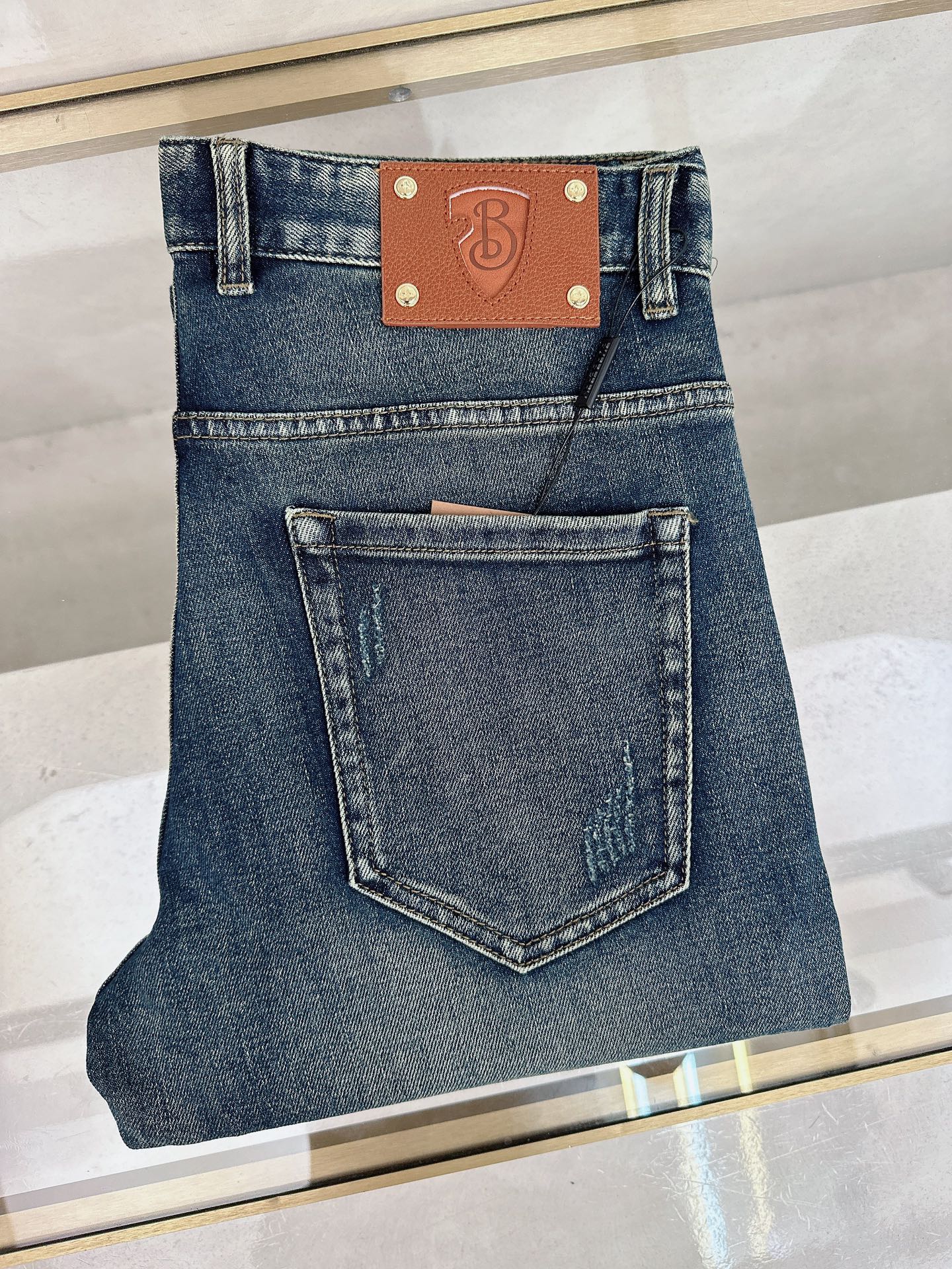 NO:524831,Burberry's new autumn and winter style is available simultaneously on the official website, 2025 autumn and winter new men's casual jeans, original single quality, customized original denim fabric, logo pattern design, body original hardware and accessories decoration, three-dimensional and clear, c super trendy personality, fashionable and stylish upper body!  Trendy men's must-have items, 30-40, burberry, jeans, alexander wang19860909巴宝莉 秋冬新款官网同步发售,2025秋冬新品男士休闲牛仔裤,原单品质,定制原版牛仔面料,logo图案设计,身原版五金辅料装饰,立体清晰,c超级潮流个性,上身时尚有型！潮男必备单品 码数30-40,,burberry,jeans,alexander wang,Men's clothing