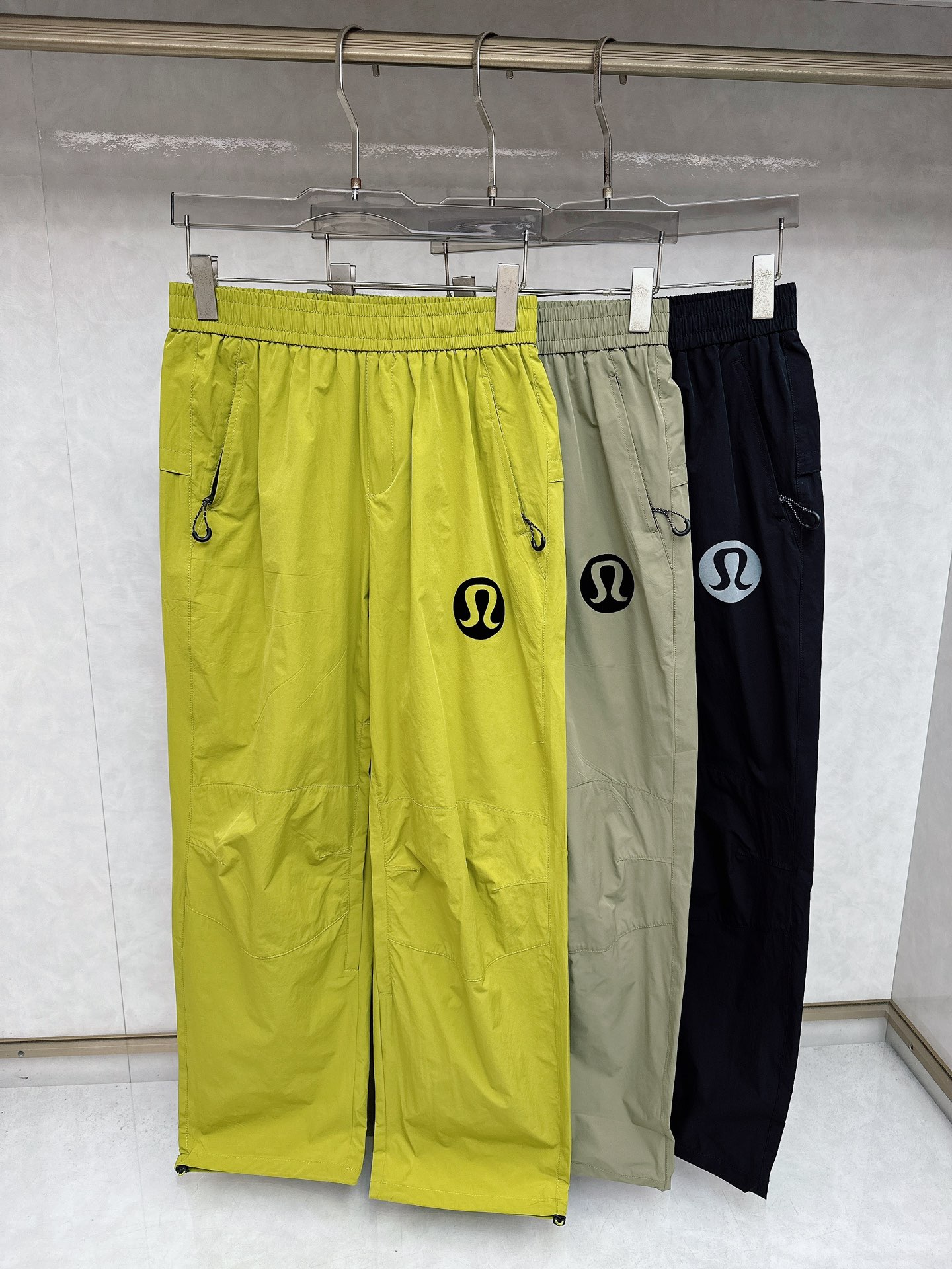 NO:523745,Lulu's new summer casual pants, customized high-quality quick-drying fabric, breathable and comfortable, the front and back logos are flocked, with bright colors, stylish upper body, worn alone, same style for men and women!  Super fashionable and versatile!  S-XL, alexander wang19860909Lulu夏季新款休闲裤,定制优质速干面料,透气舒适,前后面标识采用植绒设计,颜色鲜艳夺目,上身有型,单穿,男女同款！超级时尚百搭！码数S-XL,,alexander wang,Men's clothing