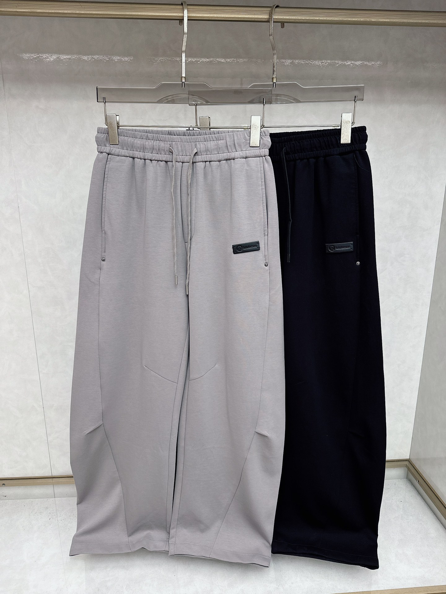 NO:523748,Magila 2025 early autumn new trousers, catwalk style, the latest custom denim fabric this year, straight trousers style and washing line design, very fashionable, the drape feels super good and not easy to wrinkle, no pilling, the details are perfect and flawless, the upper body effect is great, versatile and fashionable, color black gray, code m-3xL,,masion margiela,alexander wang19860909马吉拉 2025早秋新款长裤 走秀款 今年最新定制牛仔面料 直筒裤版型搭配洗水线条设计 非常洋气 垂感超好不易褶皱 不起球 细节走线完美无瑕疵 上身效果棒棒哒 百搭又不失时尚感 颜色黑色 灰色 码数m-3xL,,masion margiela,alexander wang,Men's clothing