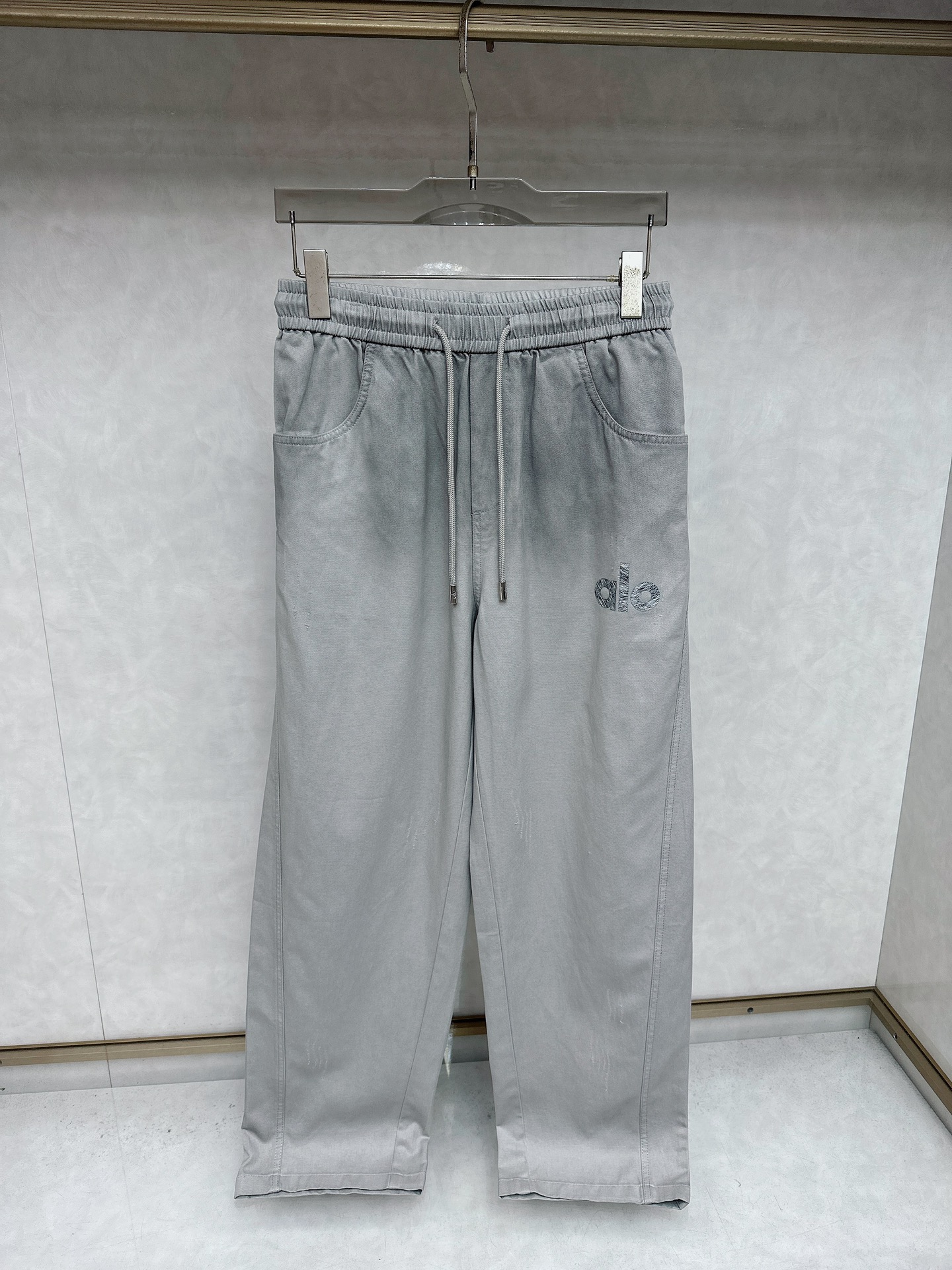 NO:523754,alo new style of Dawang water-washed casual trousers, with super high popularity limited, loose casual tailoring, high-end water-washed color, and unique texture. The front and back labels of the pants are embellished with super perfect products that create every detail and workmanship. The best product that trendy men cannot miss!  !  It uses unique washing jersey knitted cotton, with excellent soft elasticity and extension performance. The gradient color is very perfect. The whole model has 6 washing processes to create the texture and color of this model to such a perfect level. Various wiring and workmanship are even more perfect. After all, this is a famous family of craftsmen, and all the details are quite perfect!  Size M-XXXL, alexander wang, alexander wang19860909alo 新款大王水洗休闲长裤,超高人气限定,宽松休闲剪裁,高端水洗色泽,独一无二的质感.裤前后标签logo点缀,将每一处细节以及做工都打造的超级完美的产物,潮男不可错过的极品！！ 采用独特水洗平纹针织棉质,柔和弹力与延伸性能非常出色,渐变色的层次感非常完美,整款经过6道水洗工艺才能将此款的质感跟色系打造到如此恰到好处的程度.各种走线跟做工更是完美,毕竟这是个出名的工匠世家,所有细节都是相当完美！尺码M-XXXL,,alexander wang,alexander wang,Men's clothing