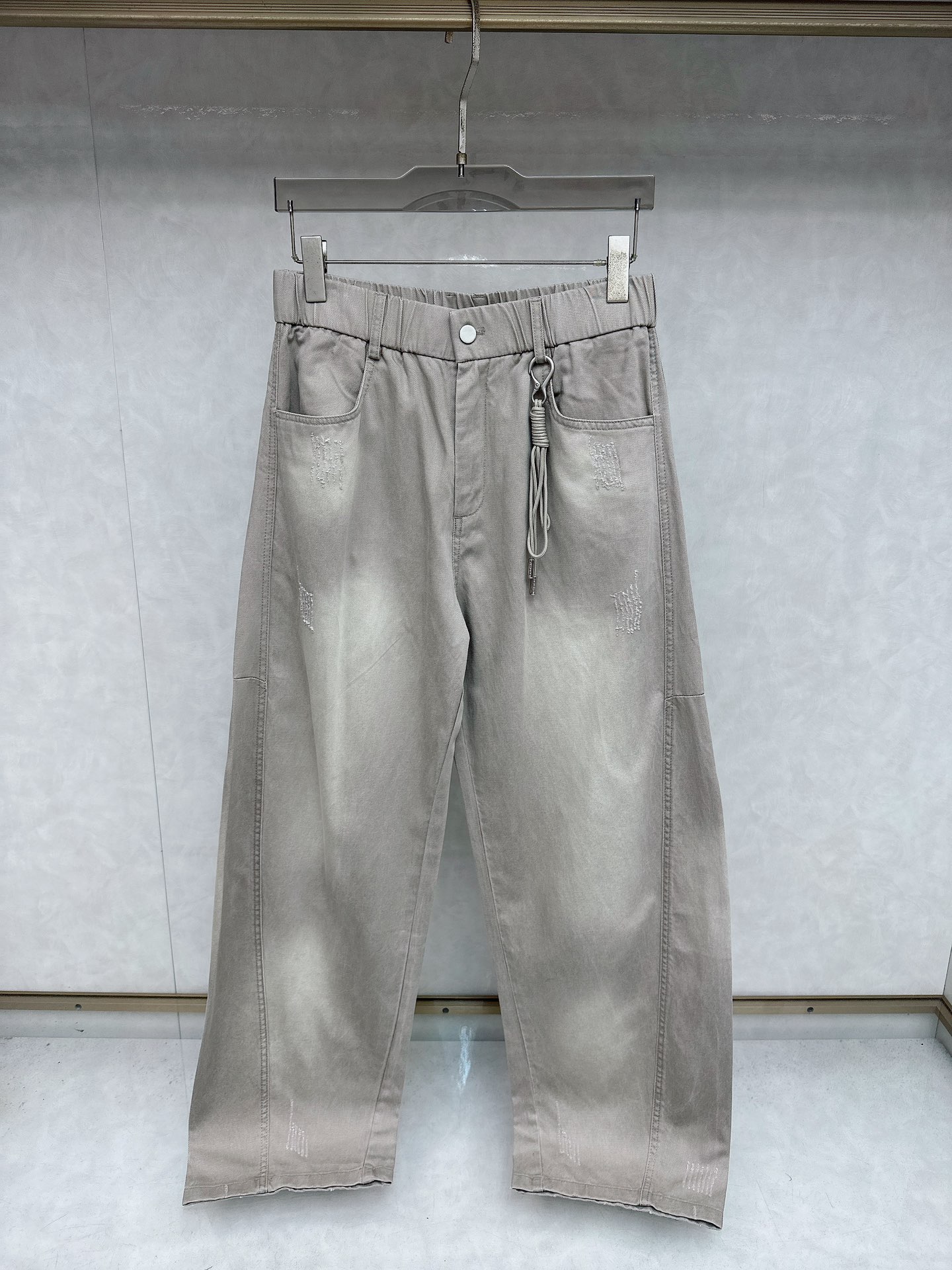 NO:523760,LV 2025 autumn new curved legs elastic casual pants are very high-end, with extremely exquisite fabrics and styles. It is really classy to wear this high-end trouser outfit. The loose OV curved legs style is absolutely diverse. The classic waist drawstring embellishment, plus the nameplate embellishment of the back of the pants, and the design is regardless of age span. Wear free and elegant, and the upper body can withstand the test of various matching. Any casual style in daily life can be easily controlled, without scattering the theme, and will not be ignored. It is very natural and beautiful!  !  Made of top denim denim fabric, it has a very textured effect after high-end washing process. The fabric is excellent and comfortable on the upper body, giving people a full of trendy and fashionable atmosphere, and bringing luxury and trend to the extreme!  Size M-XXXL, louis vuitton,alexander wang19860909LV 2025秋季新款弯腿弹力休闲裤,非常高档,面料与版型都是极其精良的,着穿这种高档的裤装真的是很有档次.宽松OV的弯腿版型,这款风格是绝对多元化的.经典裤腰抽绳点缀,加上裤后铭牌点缀,不分年龄跨度的设计.着穿自由大气,上身更加经得起各种搭配的考验,日常任何休闲风格都能轻松自由的驾驭,不会喧夺主题,也不会让人忽视,很自然很美好！！ 顶级丹宁牛仔面料打造而成,经高端水洗工艺处理后,呈现出的效果相当有质感.面料极好 上身舒适,给人满满的潮流时髦气息,将奢华与潮流感演绎到了极致！尺码M-XXXL,,louis vuitton,alexander wang,Men's clothing