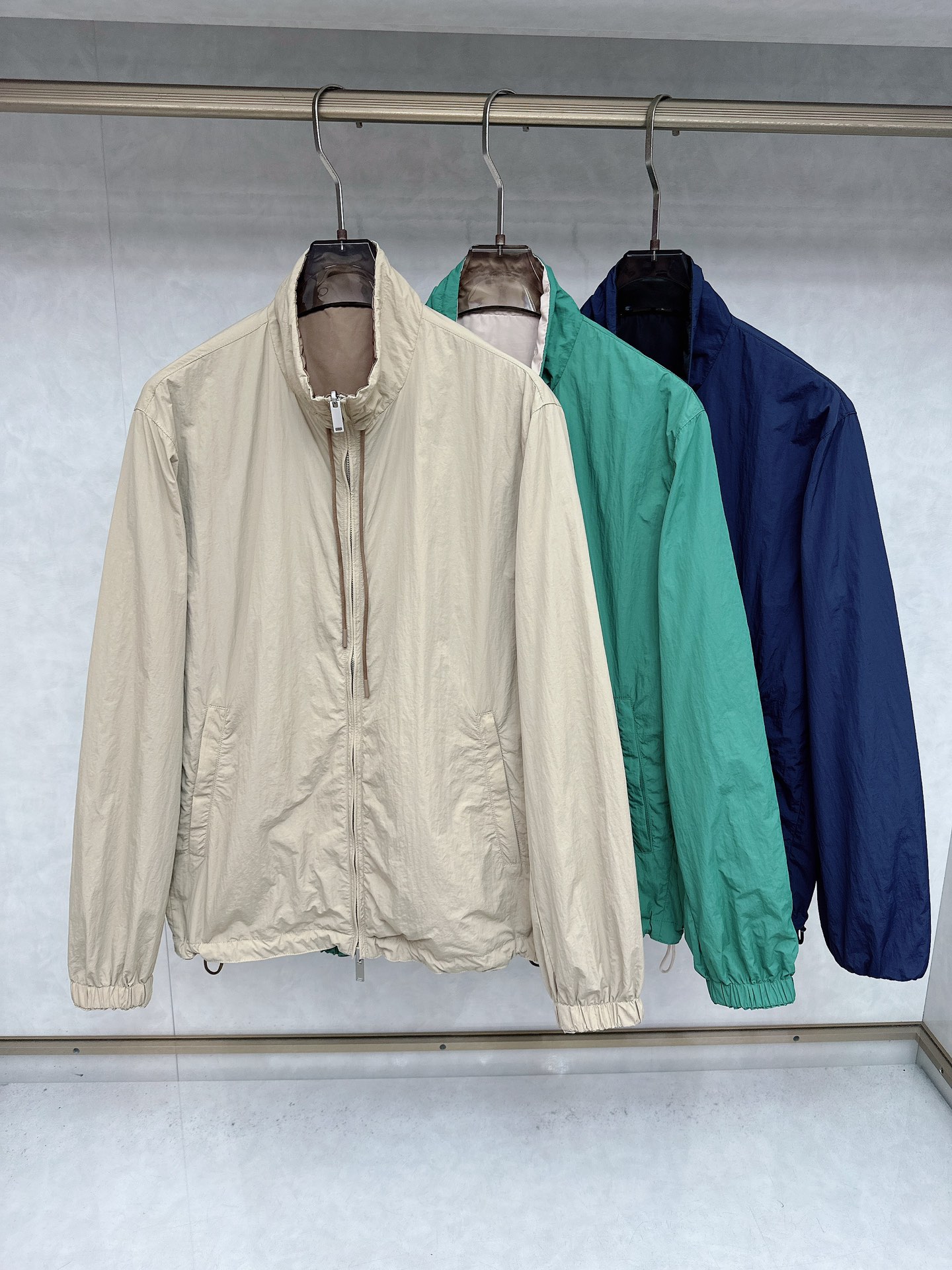 NO:523746,[Zegna] Zegna's new double-sided jacket for autumn and winter. This jacket is made of selected technological fabrics. The overall design is simple and elegant, demonstrating Zegna's firm commitment to sustainability and traceability. It ensures a simple and smooth appearance. The style is neat and stylish, suitable for wearing in various occasions. The crisp style can naturally show the lines of the jacket. It highlights the brand identity and has a stronger overall feeling. The zipper is smooth and easy to pull, and it fits the neckline well when closed, enhancing the windproof effect. It increases the detail and exquisiteness of the jacket. The hem has an elastic edge-closing design, which can better fit the body. The back of the turtle back is equipped with a brand calfskin logo, which adds a hint of highlight and uniqueness to the overall simple design, making the back shape not monotonous. This fabric has the characteristics of wear resistance and easy to care, and the texture is high-end and has a stronger overall feeling. It is a must-have item for urban elite men!  S-XL (48-54) Color green - royal blue - apricot, zegna, jackets & coats, cowhide, alexander wang19860909【Zegna】杰尼亚 25秋冬新品双面夹克,这款夹克以精选科技面料制作而成,整体设计简约大方,彰显了杰尼亚对可持续性和可追溯性的坚定承诺.确保外观简约流畅.版型利落有型,适合多种场合穿着.挺括的版型能够自然地展现出夹克的线条.彰显品牌身份,整体感更强.拉链顺滑易拉,闭合时能很好地贴合领口,增强防风效果.增加了夹克的细节感和精致感 .下摆处带有弹性收边设计,能够更好地贴合身体,背部龟背处带品牌小牛皮标志,为整体简约的设计增添了一丝亮点和独特性,使背部造型不单调.这种面料具有耐磨、易打理等特点,质感高级整体感更强,都市精英男士必备单品！ 码数S- XL（48-54） 颜色绿色-宝蓝色-杏色,,zegna,jackets & coats,cowhide,alexander wang,Men's clothing