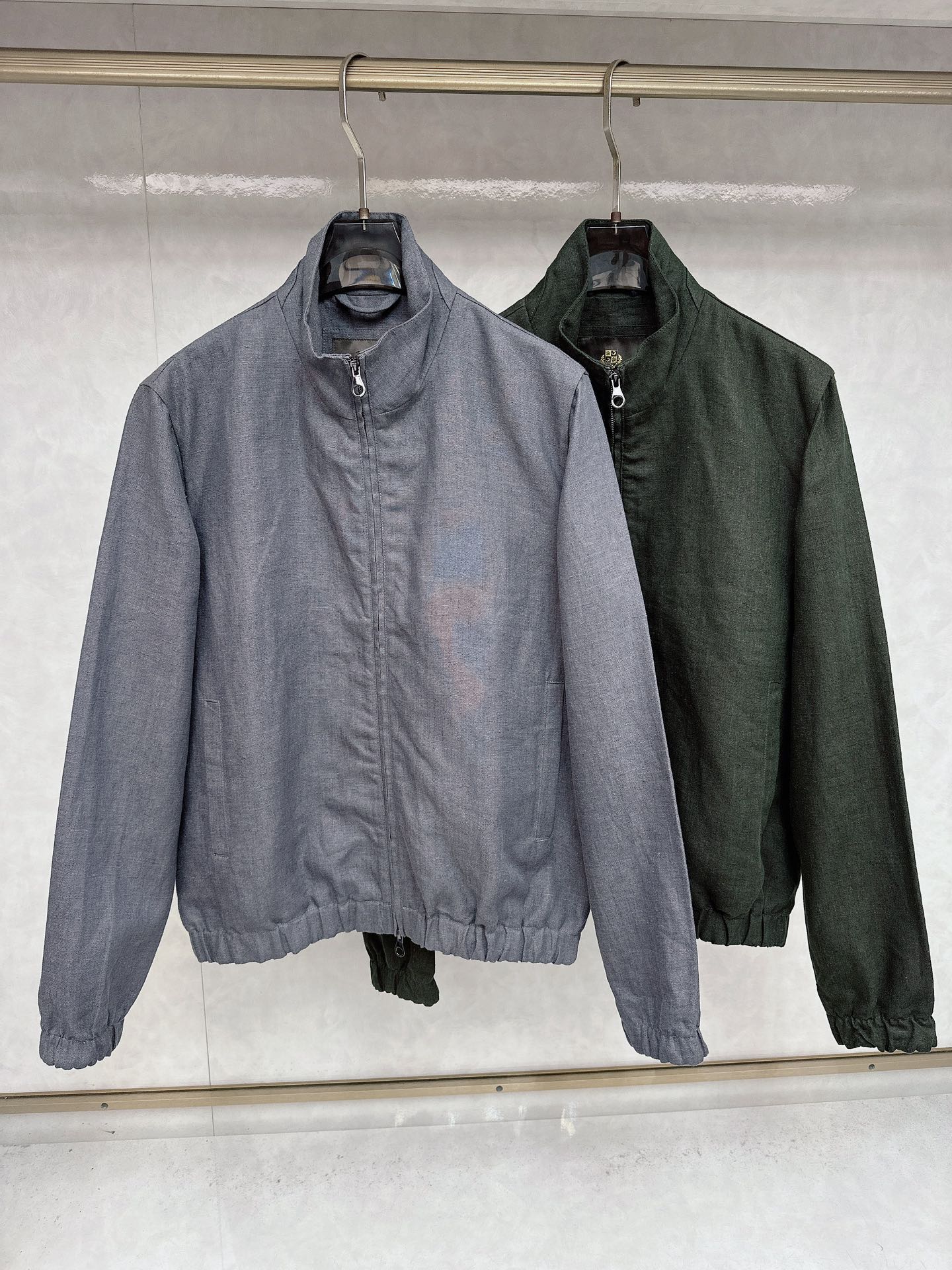 NO:523749,【Loro piano】Nuoyou Piana 25 autumn and winter new linen bomber jacket, this jacket is made of selected linen fabrics. The bomber jacket breaks the boundaries between tradition and innovation. It is an iconic work that reflects the spirit of the brand. It also tells new stories with novel textures and exquisite details. The classic item is made of linen fabric, with fine workmanship, delicate edge wrap, exquisite extraordinary linen, anti-wrinkle treatment, good moisture absorption and sweat resistance, soft and comfortable, broad and stylish, easy to handle, with more compact lines, and softer armholes, demonstrating the modern and fashionable temperament. The upper body instantly highlights the spirit, full of style, perfect combination of business commuting and outdoor leisure, is a piece of equipment with extremely high attendance rate!  S-XL (48-54) Color dark green - gray, loro piana, jackets & coats, jackets & coats, alexander wang19860909【Loro piana】诺悠翩雅 25秋冬新款亚麻飞行员夹克,这款夹克以精选亚麻面料制作而成,飞行员夹克突破传统与创新的界限,它是体现品牌精神的标志性作品,同时以新颖纹理和精致细节讲述新的故事.经典单品由亚麻面料制成,做工精细,细致包边,精致非凡亚麻,抗皱处理,吸湿排汗性好柔软舒适,挺阔有型,易于打理,线条更加紧凑,袖孔更加柔软,彰显现代时尚气质.上身瞬间凸显出精神感,型款十足,商务通勤与户外休闲完美兼备的一款外套,属于实穿性出勤率极高的一款装备！ 码数S- XL（48-54） 颜色墨绿色-灰色,,loro piana,jackets & coats,jackets & coats,alexander wang,Men's clothing