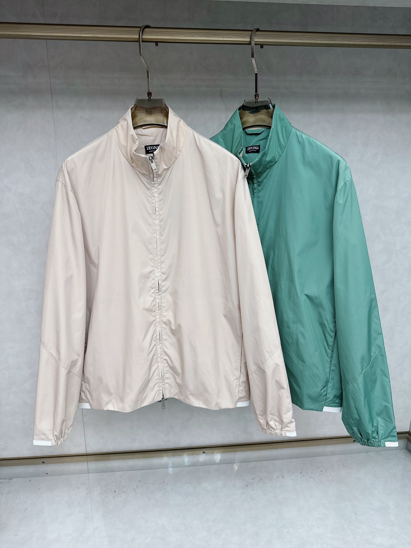 NO:523755,[Zegna] Zegna's new autumn and winter products, this jacket is made of selected technological fabrics. The overall design is simple and elegant, demonstrating Zegna's firm commitment to sustainability and traceability. It ensures a simple and smooth appearance. The style is neat and stylish, suitable for wearing in various occasions. The crisp style can naturally show the lines of the jacket. It highlights the brand identity and has a stronger overall feeling. The zipper is smooth and easy to pull, and it fits the neckline well when closed, enhancing the windproof effect. It increases the detail and exquisiteness of the jacket. The hem has an elastic edge-closing design, which can better fit the body. The back of the turtle back is equipped with a brand calfskin logo, which adds a hint of highlight and uniqueness to the overall simple design, making the back shape not monotonous. This fabric has the characteristics of wear resistance and easy to care, and the texture is high-end and has a stronger overall feeling. It is a must-have item for urban elite men!  S-XL (48-54) Color green - royal blue - apricot, zegna, jackets & coats, cowhide, alexander wang19860909【Zegna】杰尼亚 25秋冬新品,这款夹克以精选科技面料制作而成,整体设计简约大方,彰显了杰尼亚对可持续性和可追溯性的坚定承诺.确保外观简约流畅.版型利落有型,适合多种场合穿着.挺括的版型能够自然地展现出夹克的线条.彰显品牌身份,整体感更强.拉链顺滑易拉,闭合时能很好地贴合领口,增强防风效果.增加了夹克的细节感和精致感 .下摆处带有弹性收边设计,能够更好地贴合身体,背部龟背处带品牌小牛皮标志,为整体简约的设计增添了一丝亮点和独特性,使背部造型不单调.这种面料具有耐磨、易打理等特点,质感高级整体感更强,都市精英男士必备单品！ 码数S- XL（48-54） 颜色绿色-宝蓝色-杏色,,zegna,jackets & coats,cowhide,alexander wang,Men's clothing