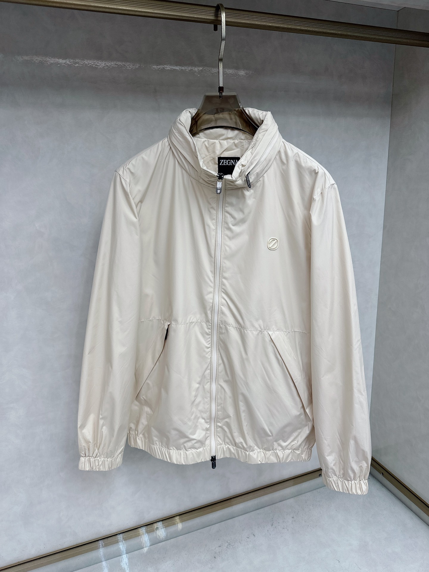 NO:523752,[Zegna] Zegna's new autumn and winter products, this jacket is made of selected technological fabrics. The overall design is simple and elegant, demonstrating Zegna's firm commitment to sustainability and traceability. It ensures a simple and smooth appearance. The style is neat and stylish, suitable for wearing in various occasions. The crisp style can naturally show the lines of the jacket. It highlights the brand identity and has a stronger overall feeling. The zipper is smooth and easy to pull, and it fits the neckline well when closed, enhancing the windproof effect. It increases the detail and exquisiteness of the jacket. The hem has an elastic edge-closing design, which can better fit the body. The back of the turtle back is equipped with a brand calfskin logo, which adds a hint of highlight and uniqueness to the overall simple design, making the back shape not monotonous. This fabric has the characteristics of wear resistance and easy to care, and the texture is high-end and has a stronger overall feeling. It is a must-have item for urban elite men!  S-XL (48-54), zegna, jackets & coats, cowhide, alexander wang19860909【Zegna】杰尼亚 25秋冬新品,这款夹克以精选科技面料制作而成,整体设计简约大方,彰显了杰尼亚对可持续性和可追溯性的坚定承诺.确保外观简约流畅.版型利落有型,适合多种场合穿着.挺括的版型能够自然地展现出夹克的线条.彰显品牌身份,整体感更强.拉链顺滑易拉,闭合时能很好地贴合领口,增强防风效果.增加了夹克的细节感和精致感 .下摆处带有弹性收边设计,能够更好地贴合身体,背部龟背处带品牌小牛皮标志,为整体简约的设计增添了一丝亮点和独特性,使背部造型不单调.这种面料具有耐磨、易打理等特点,质感高级整体感更强,都市精英男士必备单品！ 码数S- XL（48-54）,,zegna,jackets & coats,cowhide,alexander wang,Men's clothing