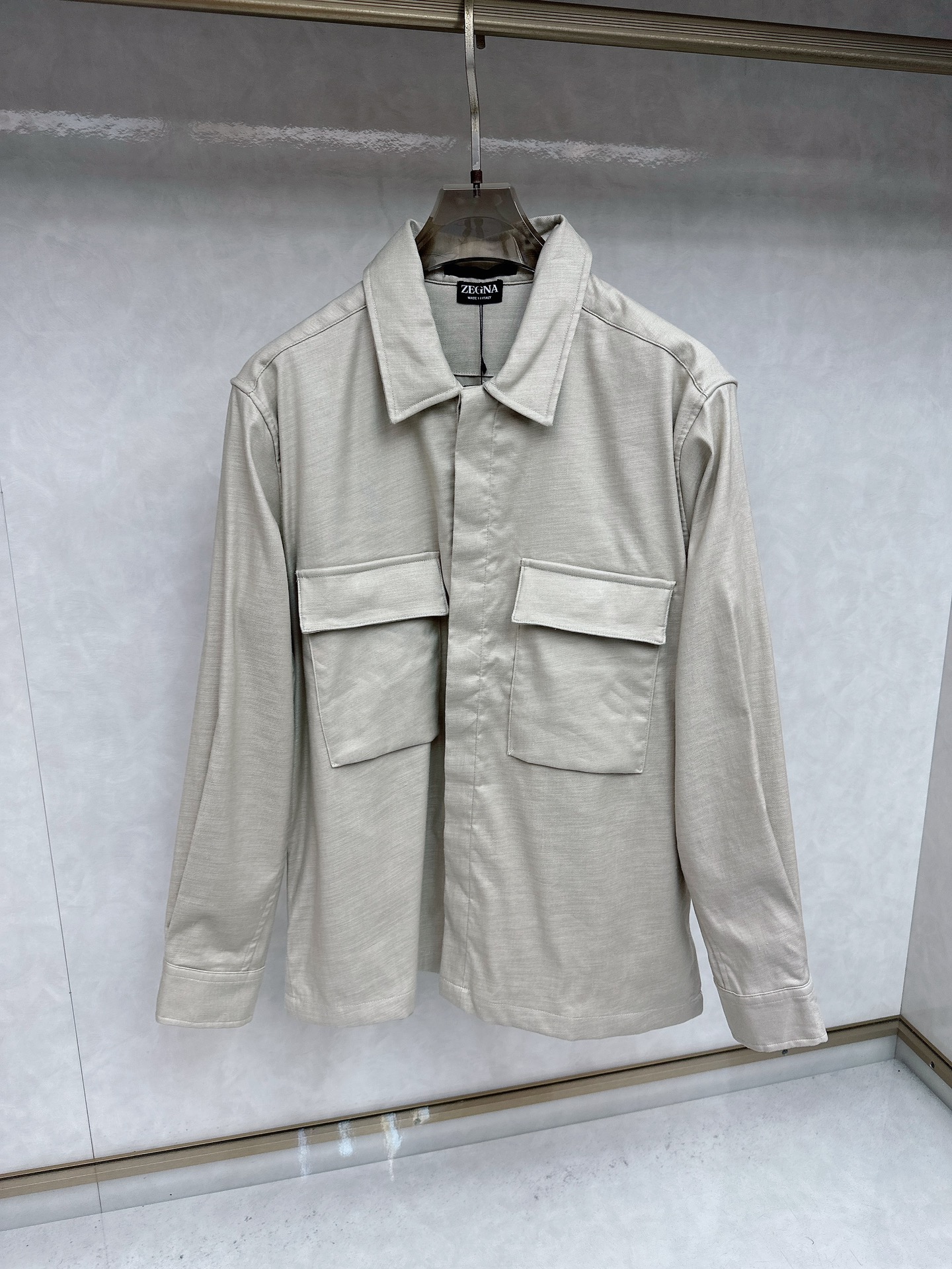 NO:523732,Zegna's new Oasi Lino linen, made of selected linen fabrics, demonstrates Zegna's firm commitment to sustainability and traceability. The casual long-sleeved silhouette is paired with classic collars and cuffs, making the look even more crisp. The concealed closure ensures a simple and smooth appearance. Highly recommended!  Code number M L XL 2XL 3XL, zegna,alexander wang19860909Zegna 25秋冬新款Oasi Lino 亚麻衬,这款以精选亚麻面料制作而成,彰显了杰尼亚对可持续性和可追溯性的坚定承诺.休闲长袖廓形配以经典领和袖口,特殊薄令造型更显挺括.暗扣开襟确保外观简约流畅.强烈推荐！ 码数M L XL 2XL 3XL,,zegna,alexander wang,Men's clothing