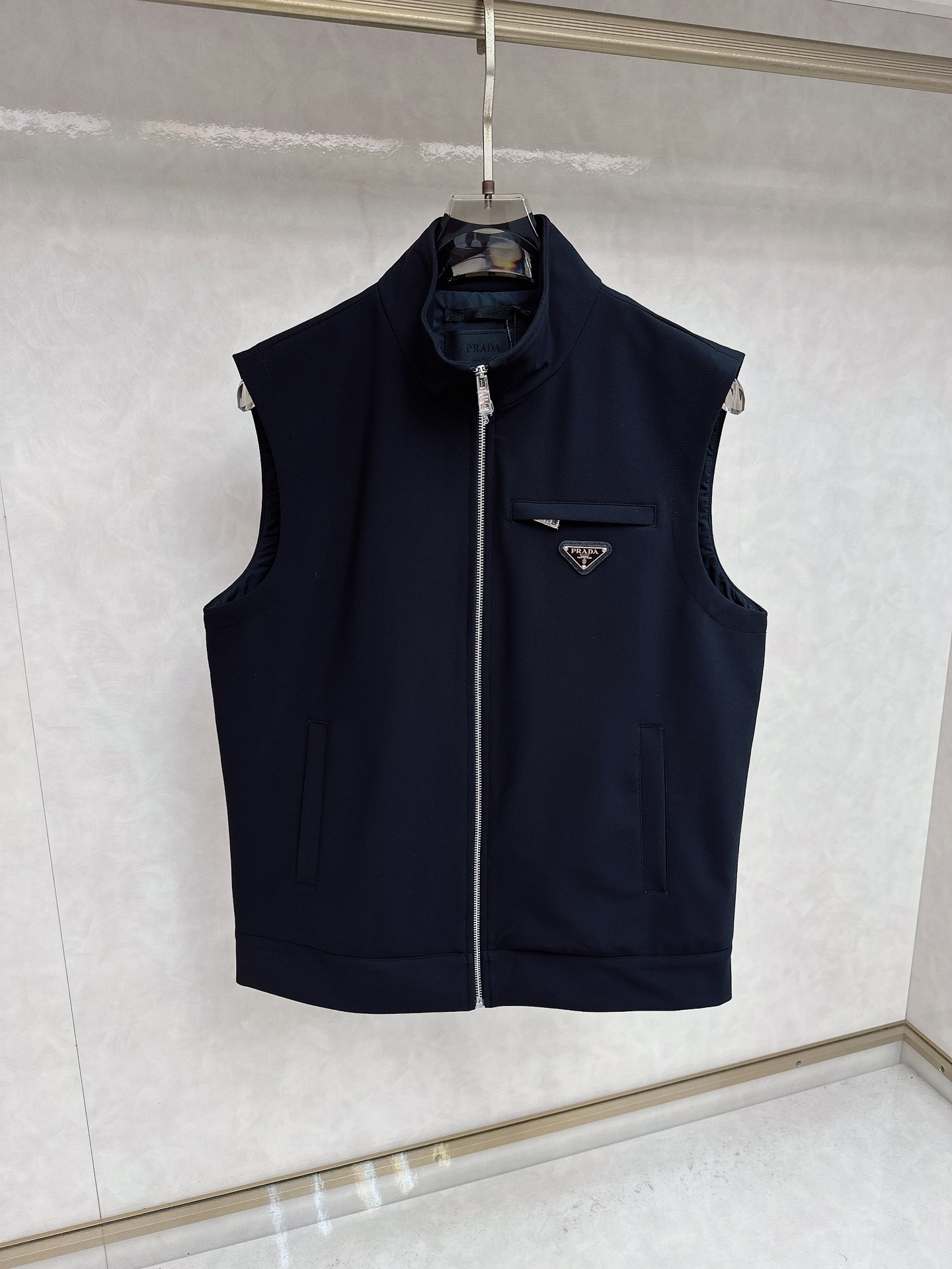 NO:523735,PRADA 2025ss autumn and winter new original single hooded vest, classic hot version, simple and fashionable and versatile, chest brand logo embroidery logo, soft and delicate touch, comfortable upper body, customer supply original imported engraving hardware accessories, finely made by OEM factory, number 48-56,,prada,hats,alexander wang19860909PRADA 2025ss秋冬新款原单连帽马甲 经典爆款版本 简洁时尚百搭 胸前品牌logo刺绣标识 手感柔软细腻 上身舒适 客供原版进口刻字五金辅料配件,代工厂精细做 码数48—56,,prada,hats,alexander wang,Men's clothing