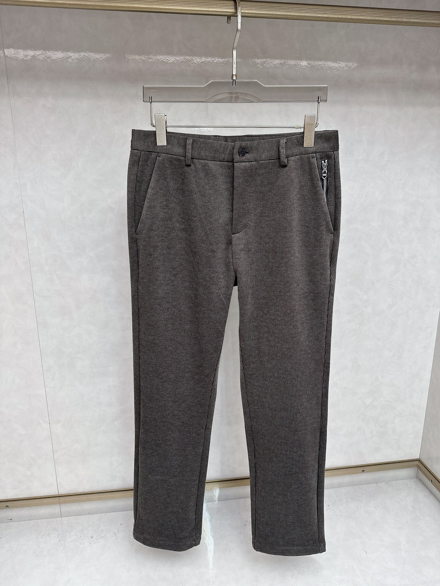 NO:523738,He*mes Urban outdoor wool-blend casual pants Two side insert bags Details are decorated with hardware zippers High-end and textured Slightly loose cut Three-dimensional and stylish Slim Stylish Silhouette Pants Trousers Shake Head Design Very friendly to body shape All figures can be worn lightly, adjust at will, comfortable and not tight, both sides insert bags Logo Hardware embellished back pocket Low-key but without loss of detail Fabric and quality control recommendation Fabric is made of customer-supplied 80 polyester fiber Golden ratio Fabric surface corduroy texture Overall hand feeling soft and comfortable upper body skin-friendly Breathable Warm and crisp and stylish High-end quality Color Clay Number 31-38 None, Gold, alexander wang19860909爱*仕 (He*mes) 都市户外羊毛混纺休闲裤 两 侧插袋 细节采用五金拉链装饰 高档而显质感 略微宽松的剪裁 立体有型 显瘦 时髦廓形 裤子 西裤摇头设计 对身型很友好 各种身材皆能轻 松穿着 随意调节 舒适不紧绷 两侧 插袋 标志 LOGO 五金点缀后袋 低调但不失细节感 面料 与品质控推荐 面料采用 客供订纺 80 聚酯纤维 黄金比例配比 面料表面灯芯绒质感 整体的手 感柔软舒适 上身亲肤 透气 保暖的同时挺括有 型 高档有品质感 颜色 咖色 码数 31-38无,,gold,alexander wang,Men's clothing