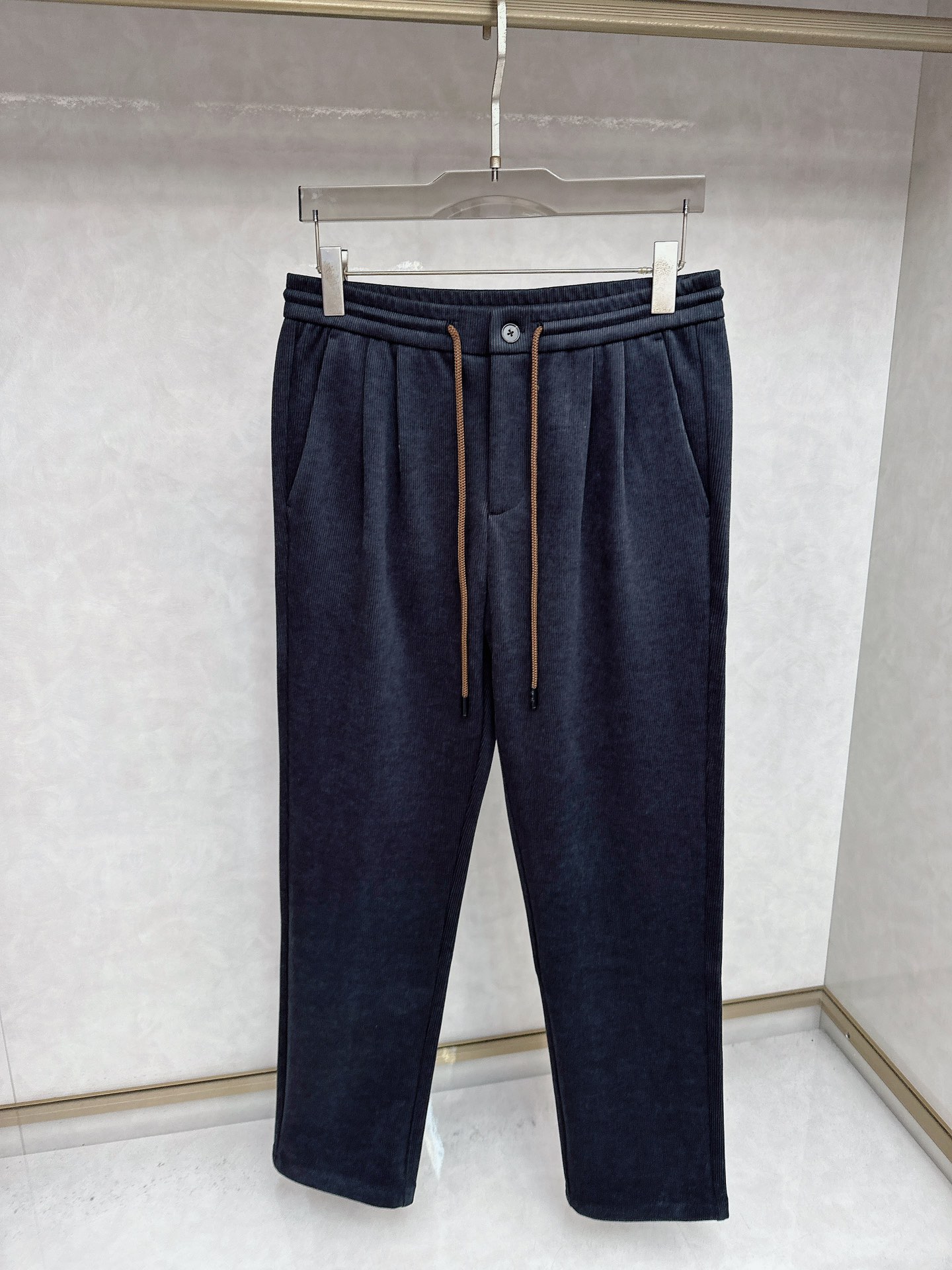 NO:523741,Lo*ro Pi*na Nuo Pianya Recommended by old and upstarts!  Urban Outdoor wool-blend casual pants with pockets on both sides Details are decorated with braided leather, ropes, high-end and textured, slightly loose cut, three-dimensional, stylish, slim and fashionable silhouette, elastic and shaking head design for pants, very friendly to body shape, easy to wear for all figures, adjust at will, comfortable, not tight, both sides Insert bags, logo, LOGO embroidery embellishment is low-key but not without the sense of detail, recommended fabric and quality control, fabric is customer-supplied, 80 polyester fiber, golden ratio, fabric surface lamp, corduroy texture, overall, soft and comfortable, upper body, skin-friendly, breathable, warm, crisp and stylish, high-end and quality color, color number M-3XL,, gold, alexander wang19860909Lo*ro Pi*na诺u翩雅 老钱新贵推荐！都市户 外羊毛混纺休闲裤 两侧插袋 细节采用编织皮 绳点缀 高档而显质感 略微宽松的剪裁 立体 有型 显瘦时髦廓形 裤子松紧摇头设计 对身 型很友好 各种身材皆能轻松穿着 随意调节 舒 适不紧绷 两侧 插袋 标志 LOGO刺绣点缀低调 但不失细节感 面料与品质控推荐 面料采用客 供订纺 80 聚酯纤维 黄金比例配比 面料表面灯 芯绒质感 整体的 手感柔软舒适 上身亲肤 透 气保暖的同时挺括有型 高档有品质感 颜色 色码数M-3XL,,gold,alexander wang,Men's clothing