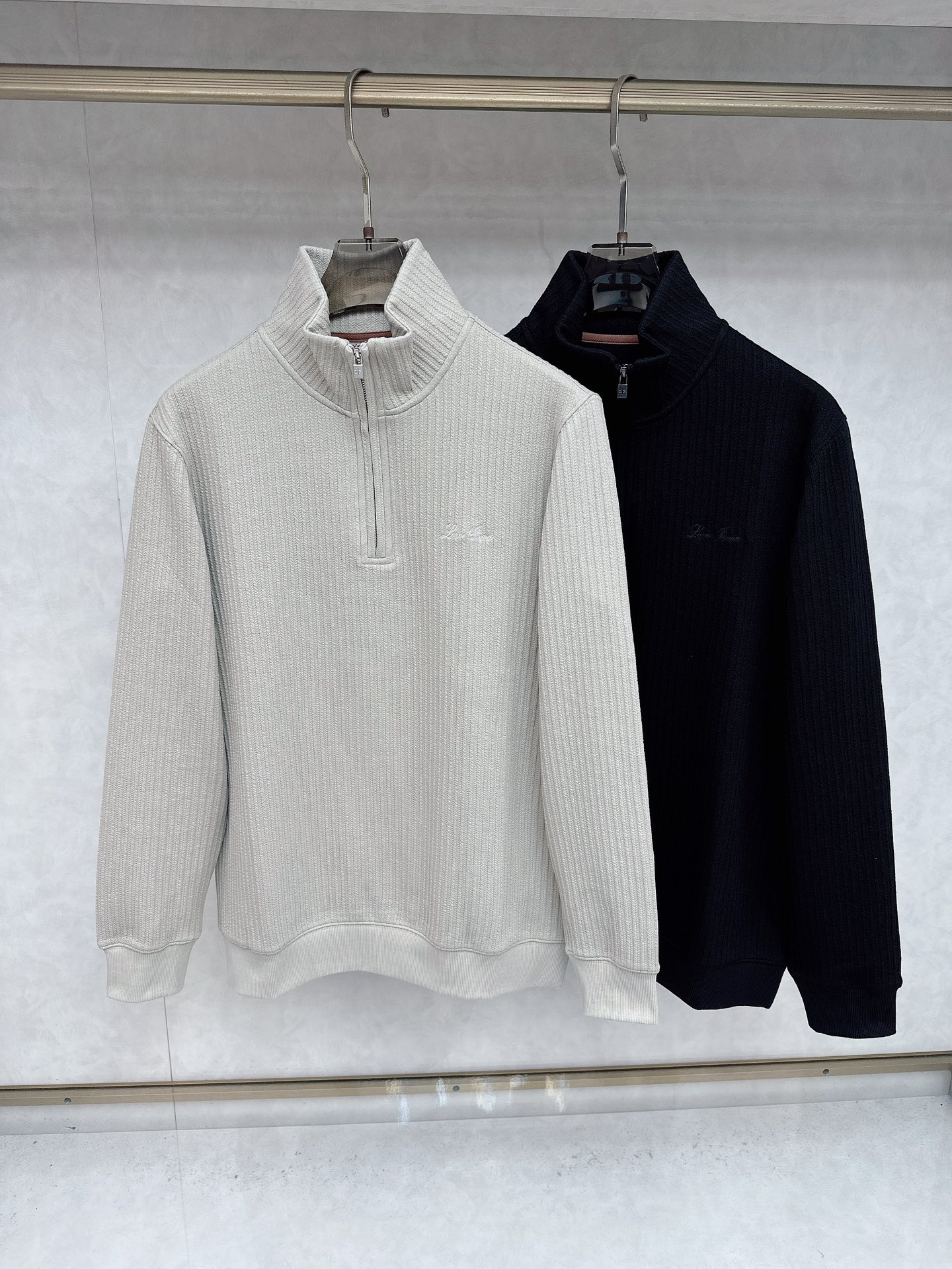 NO:523744,Lo*ro Pi*na Nuoshan u Pianya 2025 autumn and winter style, recommended by old money and upstarts!  Fine cotton blended zipper half-high neck men's sweatshirt jacket Half-high neck zipper gives people a perfect sense of fashion, whether it is fitted inside or outside, it has a sense of detail, chest embellishment, Italian tailoring, fabric is made of fine cotton blended material, full of material, thick hand, comfortable upper body, skin-friendly, breathable, warm and also has a good sense of crispness, full quality order, color, black, apricot, code M-3XL,,hoodie, sweatshirts, jackets & coats, alexander wang19860909Lo*ro Pi*na 诺山u翩雅 2025秋冬款 老钱新贵推 荐！精棉混纺拉链半高领男士卫衣外套 半高 领拉链给人以恰到好处的时尚感 不管内搭还 是外穿都很有细节感 胸标点缀 意式的剪裁 面 料采用 精棉混纺材质 用料足 属于秋冬厚度手 感舒适 上身 亲肤 透气 保暖的同时 又有很好 的挺括感 全品相订单 颜色 黑色 杏色 码数 M-3XL,,hoodie,sweatshirts,jackets & coats,alexander wang,Men's clothing