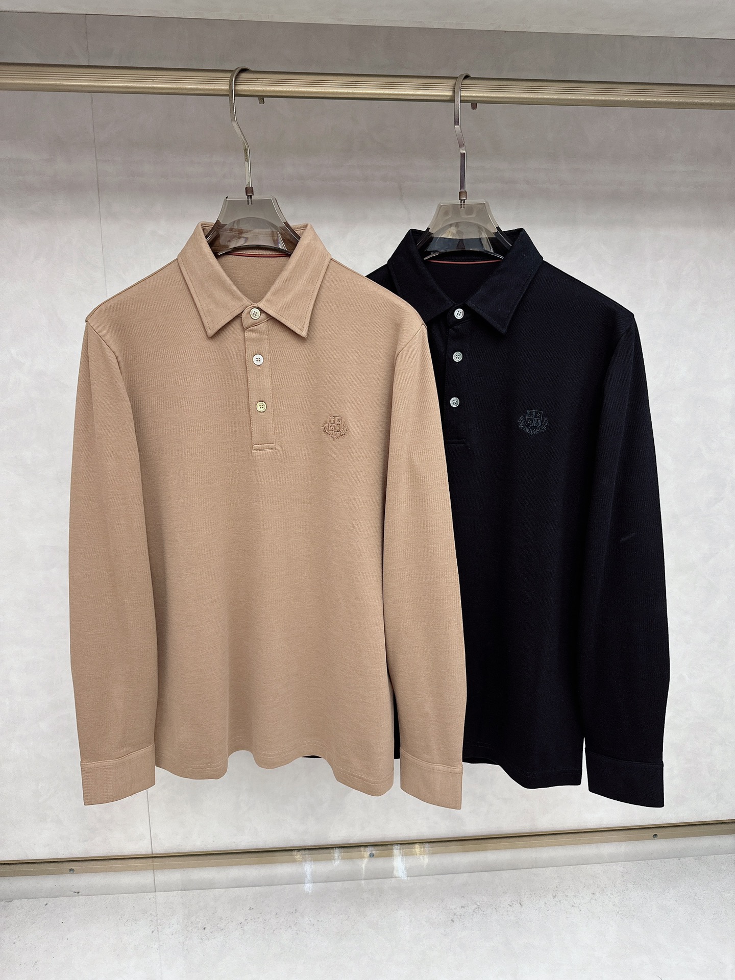 NO:523750,Lo*ro Pi*na Nou Pianya 2025 Fall and Winter 2025 Quality control is a must-have Classic custom cotton long-sleeved lapel t-shirt shirt. Classic versatile styles every year. Combined style. Three-button sleeves. Mouth forks. Button embroidered. Brand exquisite embroidery with the left front chest. The upper body is straightened. The overall upper body feel will not be too tight or too loose. It is very friendly to the figure. It is well-matched and versatile. Classic and out of date!  The fabric is made of cashmere beads, floor fabrics, and garment washing technology. The upper body makes the skin more comfortable to touch the fabric.  The upper body is very high-end, skin-friendly and breathable, crisp and stylish. Full-quality order. Color Black Khaki Size M-3XL,,alexander wang19860909Lo*ro Pi*na诺u翩雅 2025秋冬 品质控必入 经典款定制棉长袖翻领丁恤 衫 年年经典百搭款式 合体的版型 三粒扣袖 口脚叉 扣子点缀 左前胸品牌精致绣花 上身挺 拔整体上身感不会过紧或者过松 对身材很友 好好穿又百搭经典不过时！面料采用 羊绒珠 地面料 成衣水洗的工艺 上身让皮肤接触面料 更加舒适．上身很高档 亲肤透气,挺括有型 全 品相的订单 颜色 黑色 卡其色 尺码M-3XL,,alexander wang,Men's clothing