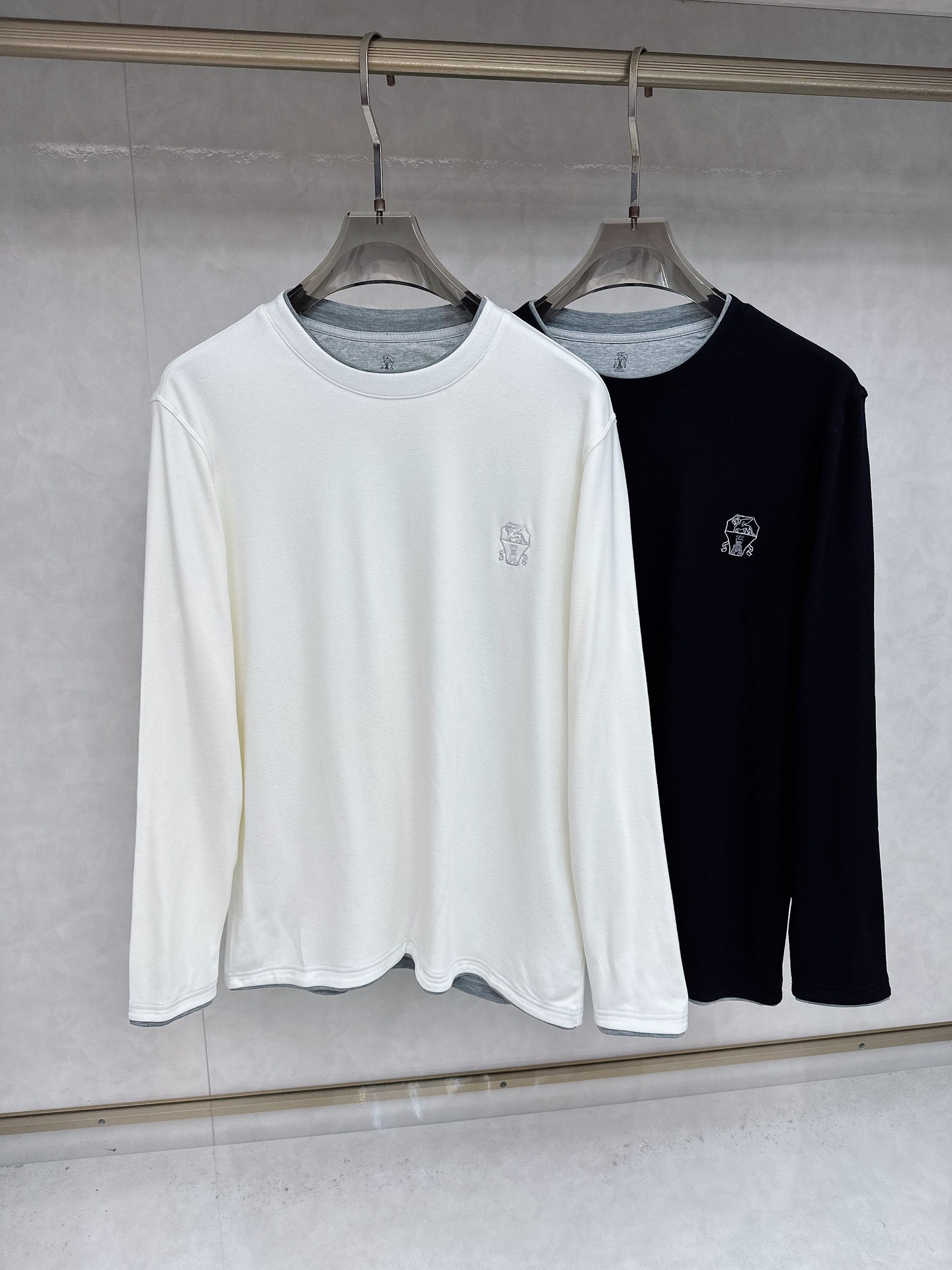 NO:523753,Bru*xlo Cuci*1i 2025 autumn and winter style, popular every year, a must-have for clothes and cabinets! Baby skin feels like a palate, cashmere eggs are fake, and the bottom shirt is long T pomelo! You can tell it is very soft when you buy it. The surface has a comfortable fluff, and the upper body feels very abandoned!! The fabric stems are very elastic, comfortable and breathable, slim and thin while being unrestrained. The neckline brand LogO embroidery decoration has a rich three-dimensional feeling. Good craftsmanship, good fabrics, and good styles make this dress more profound and high-end. It is more fashionable when worn. This one can not only be fitted with the base, but also will not look monotonous when worn alone. The color is black and white. Number of codes M-3xL, alexander wang19860909Bru*xlo Cuci*1i 2025 秋冬款 年年爆款,衣 橱必备!婴儿殷肌肤館感,羊绒蛋自假两件打 底衫长T柚！入手便知非常柔软.表面有着舒 柔的绒毛,上身棄族感极好!！面料蒂有很好 的弹力,舒适透气 修身品瘦的同时又无束縛 感,领口品牌 LogO绣花装饰 有着丰富的立体 感.好工艺 好面料 好版型 让这件衣服更有深度 和高档 穿搭上多一份时 尚,这款不仅可以内 搭打底,单穿亦不会显得单调,颜色 黑色白 色 码数M-3xL,,alexander wang,Men's clothing