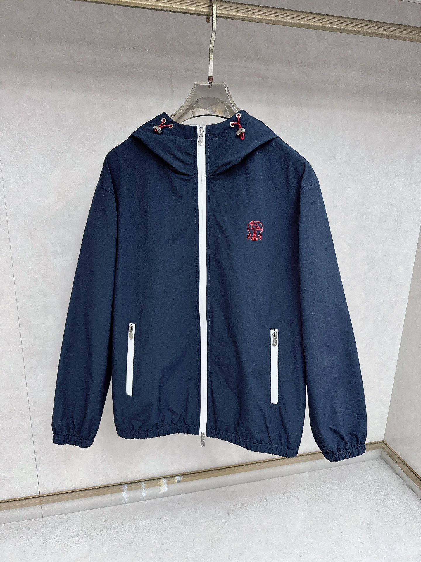 NO:523733,Bru**llo Cuci**li 2025 Autumn and Winter Winter Wind Jacket!  Recommended by old money and upstarts!  Business and casual hooded contrast jacket Hooded style Logo embellishment combined with placket zipper contrast design Combined style Waterproof zipper insert pockets on both sides Seemingly simple design Fine node embellishment Keep improving Technology blended material With lining inside Thickness Moderate Suitable for autumn and winter Wearing with a crisp and stylish upper body Full-quality order Color Royal blue Number of codes M-3XL,,jackets & coats,hats,alexander wang19860909Bru**llo Cuci**li 2025秋冬防风外套！老钱 新贵推荐！商务休闲连帽撞色外套 连帽款式 标志LOGO点缀结合门襟拉链撞色设计 合体 的版型 两侧防水拉链插袋 看似简约的设计 细 节点缀精益求精 科技混纺材质 内有里布 厚度 适中 适合秋冬穿着 上身挺括有型 全品相订单 颜色 宝蓝色 码数 M-3XL,,jackets & coats,hats,alexander wang,Men's clothing