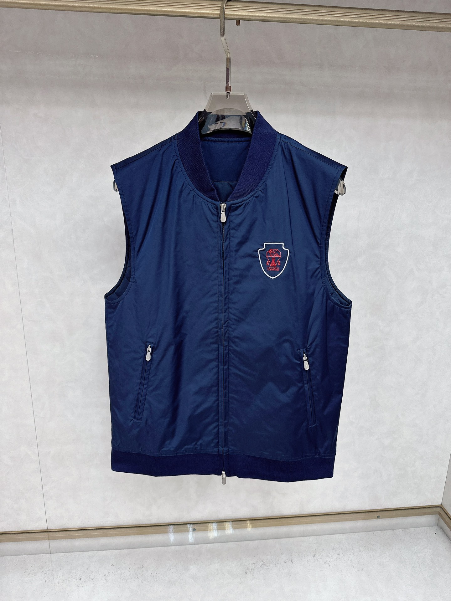 NO:523736,Bru**llo Cuci**li 2025 autumn and winter new style!  Recommended by old money upstart!  Business and casual baseball vest jacket Baseball style logo logo embellishment combined with placket zipper design Combined style Zipper insert pockets on both sides Seemingly simple design Detailed embellishment Fine precision technology blended material Inner with cotton Suitable for autumn and winter wear The upper body is crisp and stylish Full-quality order Color Royal blue code Number M-3XL, Jackets & coats,alexander wang19860909Bru**llo Cuci**li 2025秋冬新款！老钱新贵 推荐！商务休闲棒球款马甲背心外套 棒球款 式 标志LOGO 点缀结合门襟拉链设计 合体的 版型 两侧拉链插袋 看似简约的设计 细节点缀 精精益求精 科技混纺材质 内里加棉 适合秋冬穿着 上身挺括有型 全品相订单 颜色 宝蓝色码 数M-3XL,,jackets & coats,alexander wang,Men's clothing