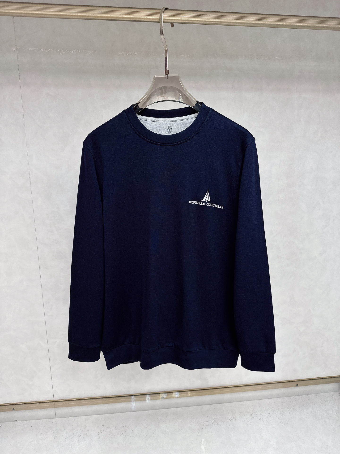 NO:523739,Bru**llo Cuci**lli Recommended by old money upstarts!  Japan Limited 2025 Autumn and Winter Classic Must-have Customer-supplied cashmere base shirt!  Logo embellishment The latest design makes the upper body feel delicate and layered, which can well modify the neck and face shape visually, and make the combination of cuts just right looseness. The upper body forms a smooth three-dimensional line. As a must-have for the inner wear of autumn and winter, focus on the fabric. This model uses customer-supplied cashmere material. Ratio 38 long velvet cotton 44 Modale 12 spandex. The bottom contains 6 merino wool. The ratio of gold makes the overall front and back feel very soft. It has a baby skin-like touch. The surface has a warm and shiny texture. High-end and quality. Full-quality order. Color. Royal blue. Number M-3XL,, gold, alexander wang.19860909Bru**llo Cuci**lli 老钱新贵推荐！日本限定 2025秋冬 经典必备 客供订织羊绒打底衫！标 志点缀 最新的设计 让上身感细致而有层次感 能很好修饰脖子与脸型视觉上显瘦 合体的剪 裁恰到好处宽松度 上身形成流畅立体线条感 作为经典秋冬季内搭必备款 重点看面料 这款 采用客供订织羊绒材质 配比 38长绒棉44莫 代尔 12氨纶 底含6美丽诺羊毛 黄金的配比 让整体的正反手感非常柔软 穿着有着婴儿肌 肤般的触感 表面又有温润的光泽质感 高档而 显品质 全品相订单 颜色 宝蓝色 码数M-3XL,,gold,alexander wang,Men's clothing