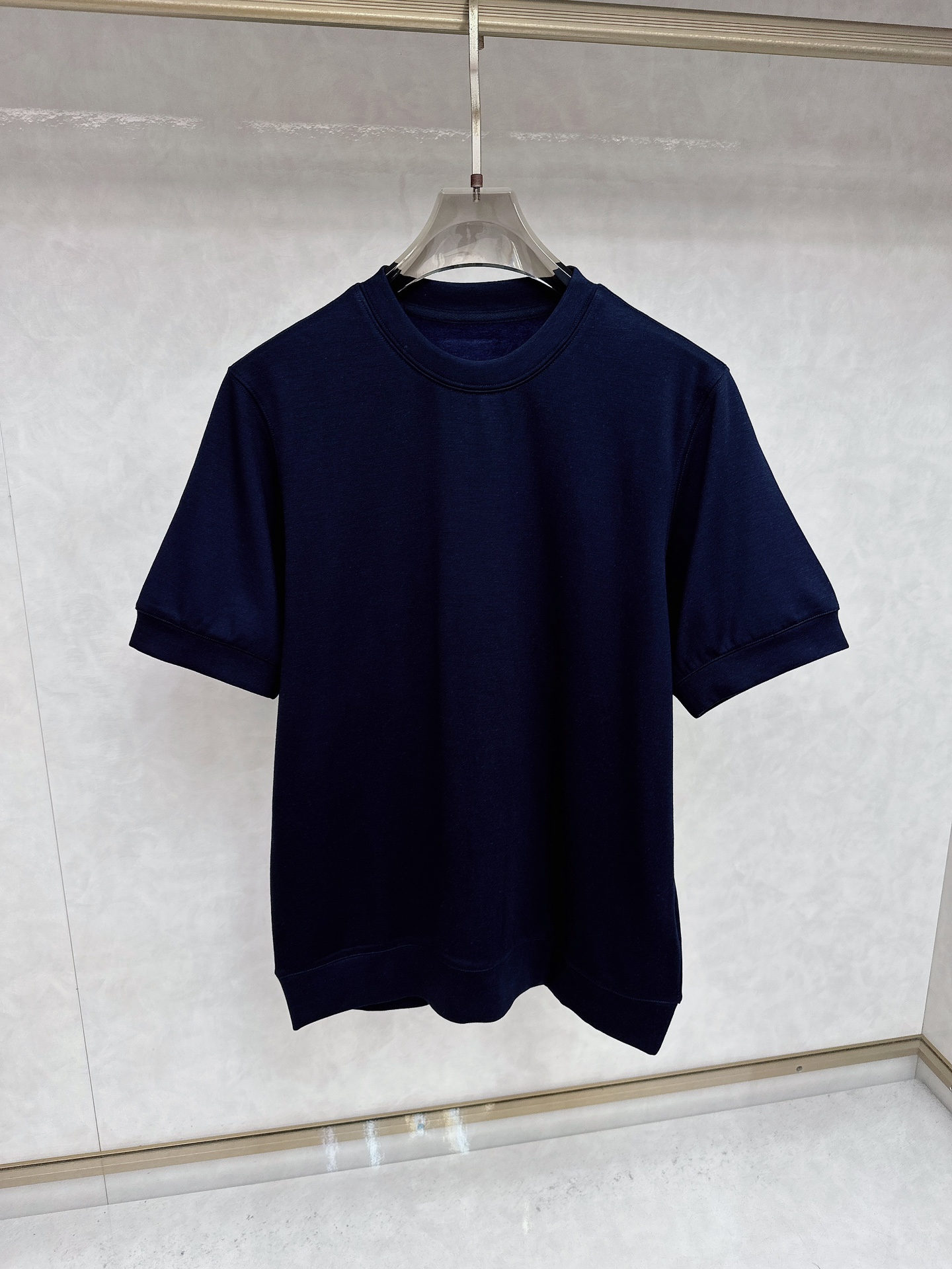 NO:523742,Prada Pr**a2025 cabinets are on sale!  !  Classic must-have customer in autumn and winter, and is a cashmere short-sleeved base shirt for ordering!  Logo embellishment The latest design makes the upper body feel detailed and layered, can well modify the neck, visually slim with the face shape, the matching cut is just right, loose, the upper body forms a smooth three-dimensional line feel. As a must-have for the inner wear in autumn and winter, focus on the fabric. This model uses customer-supply wool wool, ratio 38 velvet cotton 44 modal 12 spandex, bottom contains 6 merino wool, gold ratio makes the overall forward and backward feel very soft, wear has the touch of baby skin, the surface has a warm luster texture, high-end and quality, full-quality order, color, royal blue, code M-3XL,,prada,T-shirt, gold,alexander wang19860909普拉达 Pr**a2025 柜在售！！秋冬经典必备客 供订织羊绒短袖打底衫！标志点缀 最新的设 计让上身感细致而有层次感 能很好修饰脖子 与脸型视觉上显瘦 合体的剪裁 恰到好处宽松 度 上身形成流畅立体线条感 作为经典秋冬季 内搭必备款 重点看面料 这款采用客供订织羊 绒材质 配比 38长绒棉 44 莫代尔 12氨纶 底含 6美丽诺羊毛 黄金的配比 让整体的正反手感 非常柔软 穿着有着婴儿肌肤般的触感 表面又 有温润的光泽质感 高档而显品质 全品相订单 颜色 宝蓝色 码数M-3XL,,prada,T-shirt,gold,alexander wang,Men's clothing