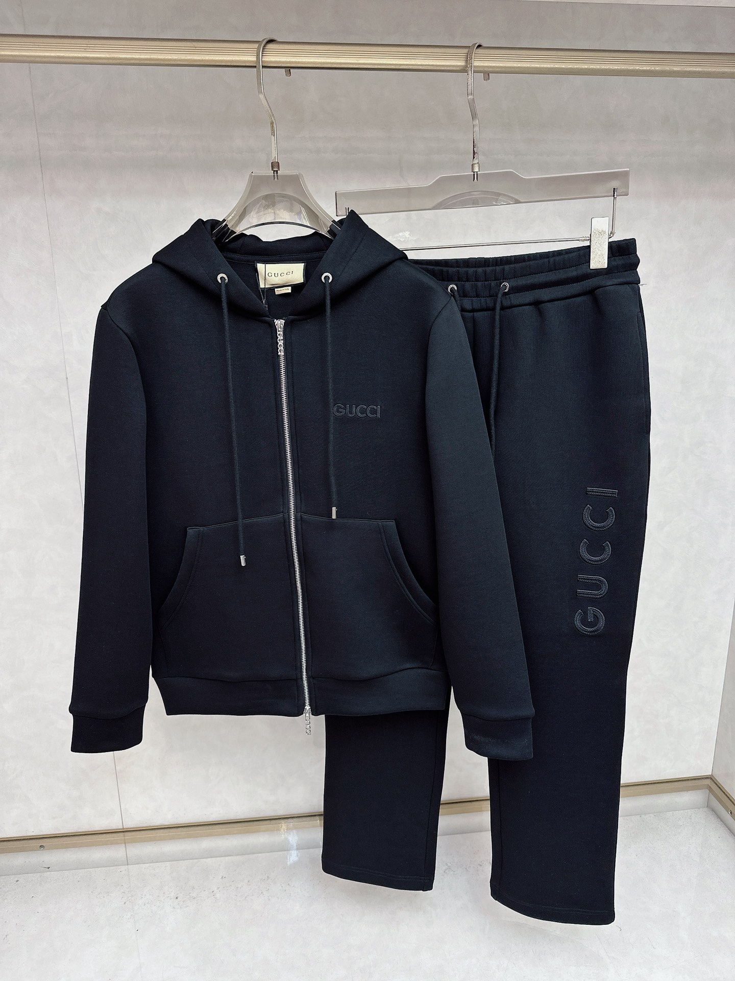 NO:530181,Gucci exclusively offers the new same hooded suit, full of high-end feel!  The details are exquisite and high-end, and the workmanship is impeccable!  Imported fabrics are three-dimensional, exquisite and delicate. The original high-end double-sided jersey fabrics are very high-end!  The fabric is crisp, wrinkle-resistant, wear-resistant, moisture absorption, quick drying and breathable, neat and stylish. Code number M-3XL, gucci, gucci, hats, alexander wang19860909Gucci古驰独家专供新款同款连帽套装,高级感满满！细节精致高档,做工无可挑剔！进口面料 立体精致细腻.原版高端双面平纹针织面料很显高级！面料挺括抗皱耐磨,吸湿速干透气,利落有型.码数M-3XL,,gucci,gucci,hats,alexander wang,Men's clothing