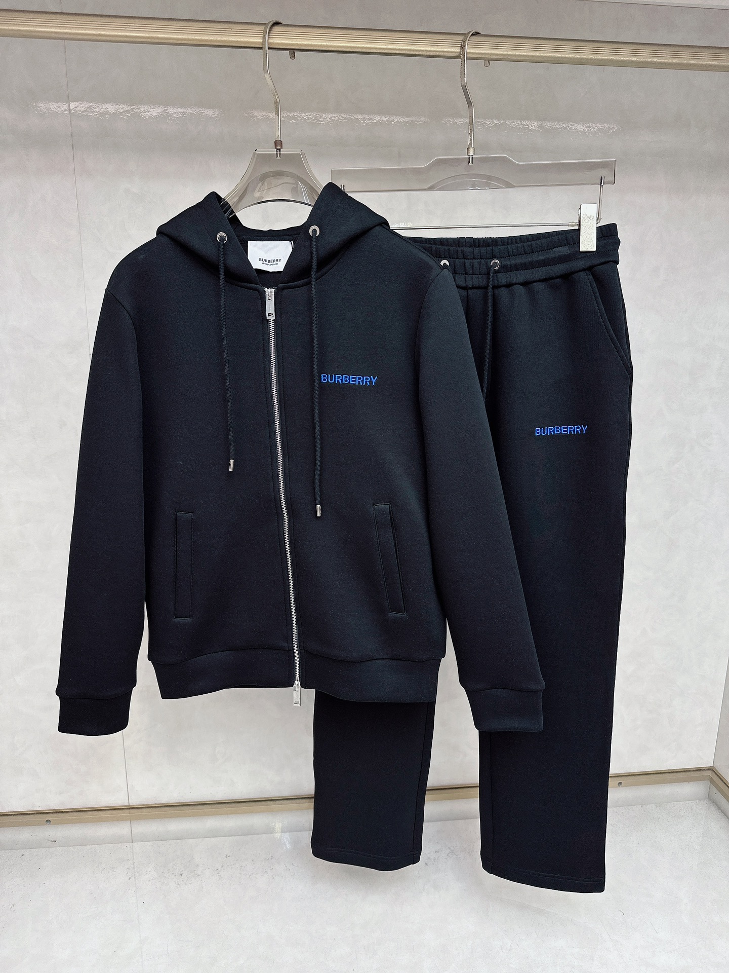 NO:530187,Burberry's 2025 autumn and winter exclusively offers the new same hooded suit, full of high-end feel!  The details are exquisite and high-end, and the workmanship is impeccable!  Imported fabrics are three-dimensional, exquisite and delicate. The original high-end double-sided jersey fabrics are very high-end!  The fabric is crisp, wrinkle-resistant, wear-resistant, moisture absorption, quick drying and breathable, neat and stylish. Code number M-3XL, burberry, hats, alexander wang19860909巴宝莉 2025秋冬独家专供新款同款连帽套装,高级感满满！细节精致高档,做工无可挑剔！进口面料 立体精致细腻.原版高端双面平纹针织面料很显高级！面料挺括抗皱耐磨,吸湿速干透气,利落有型.码数M-3XL,,burberry,hats,alexander wang,Men's clothing