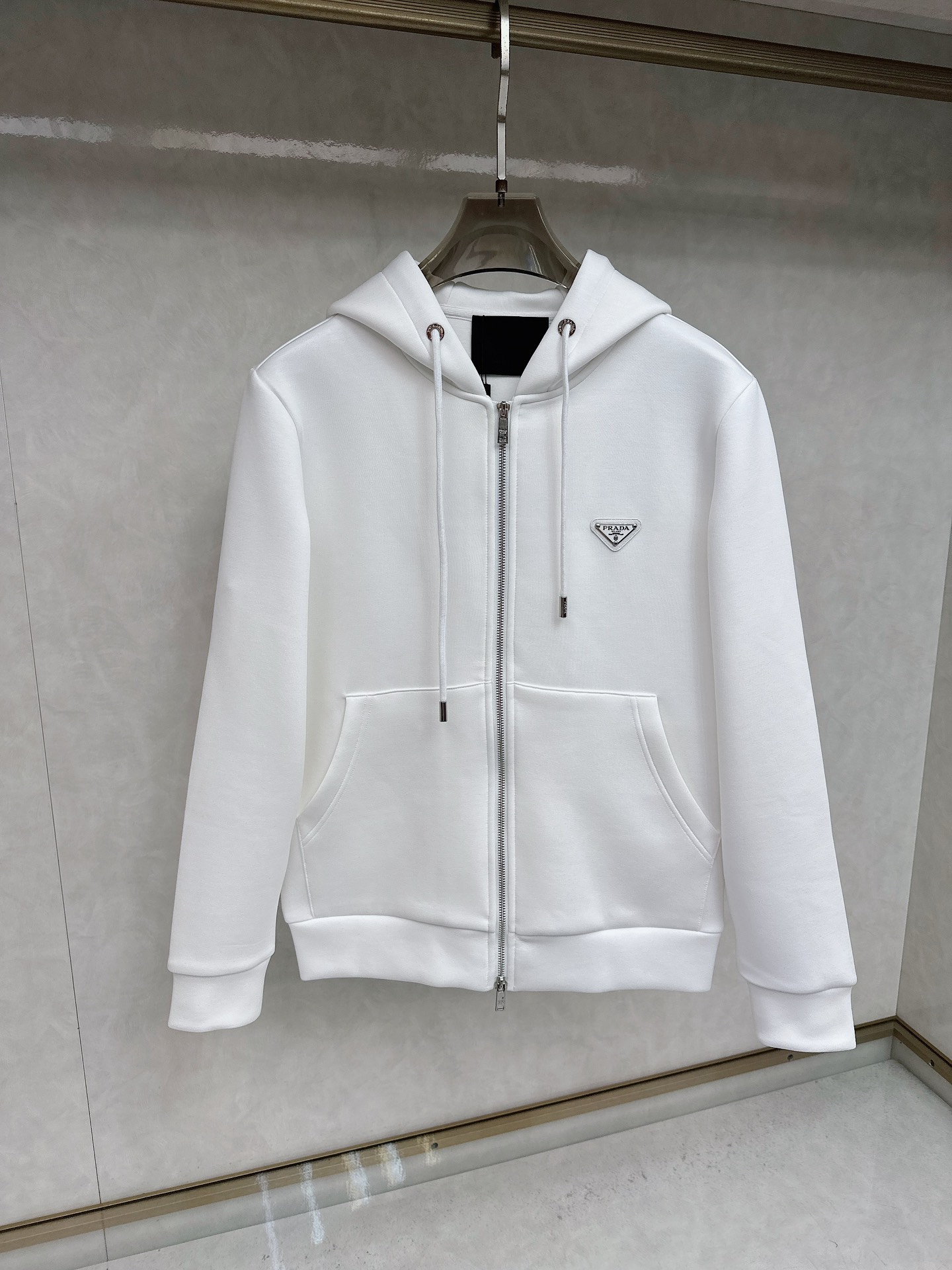 NO:530190,Prada exclusively offers the latest fashionable hooded jackets. A jacket with a classic design and great appearance. The quality is even more unscrupulous. You can buy it directly. You can't get it wrong! Through the detailed pictures, you can feel its powerful aura, and the warm-concentration effect is significant, so you don’t have to worry about the chill at all! It is both fashionable and functional, and the whole style looks more luxurious and elegant! Size M-3XL, prada, prada, jackets & coats, hats, alexander wang19860909Prada普拉达独家专供最新时尚连帽外套 经典设计感与颜值爆棚的外套,品质更是无法挑剔品控可以直接入手,不容过错的高端臻品！通过细节图片便可感受到它强悍的气场,聚温保暖效果显著,完全不用担心会有一点寒意！时尚与功能性兼备,整款显得更加的奢华大气！ 尺码M-3XL,,prada,prada,jackets & coats,hats,alexander wang,Men's clothing