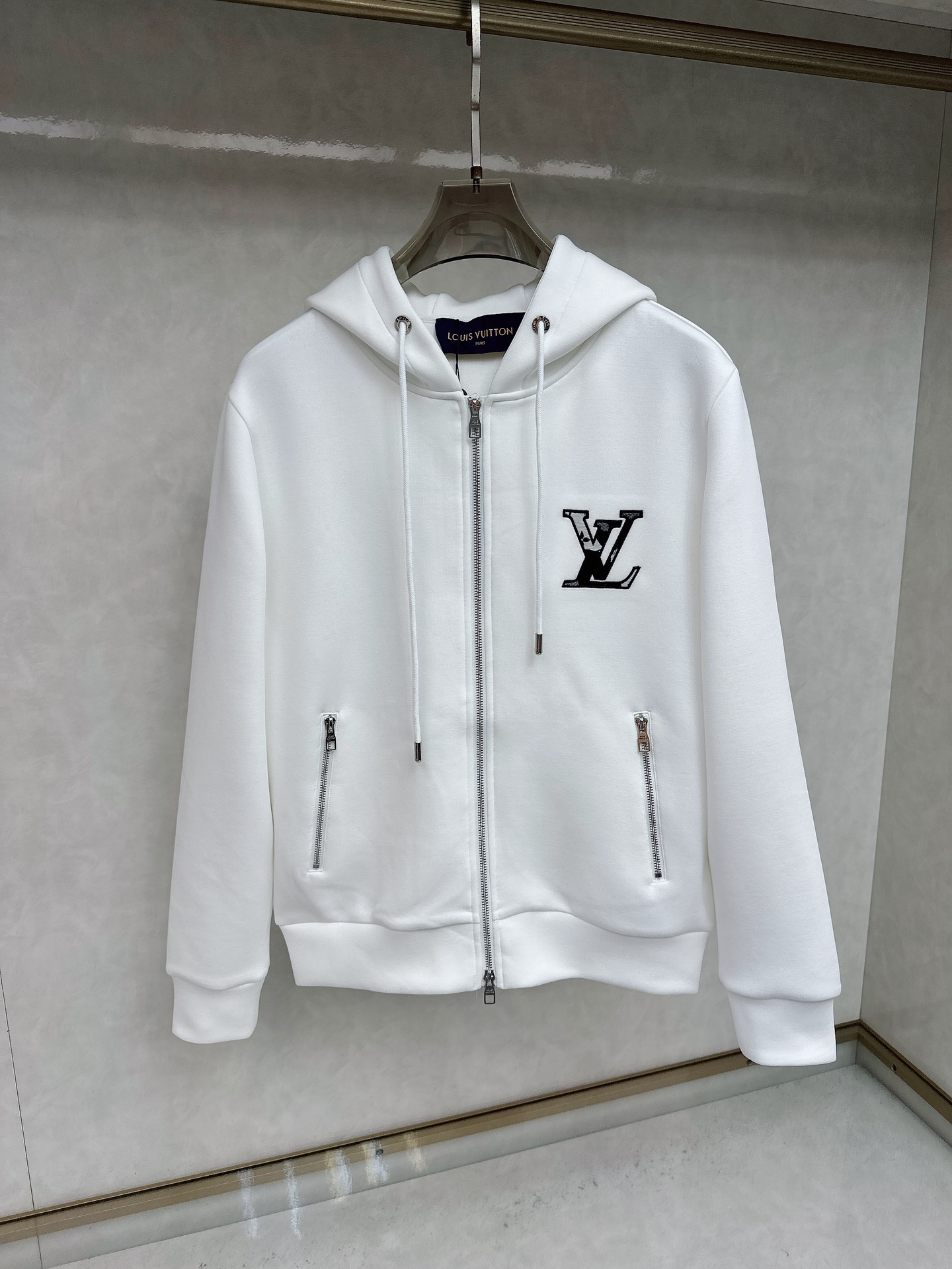 NO:530193,LV exclusively offers the latest fashionable hooded jacket. A jacket with a classic design and great appearance. It is even more difficult to pick and control. You can buy it directly. It is a high-end quality product that cannot be missed! Through the detailed pictures, you can feel its powerful aura, and the warm-concentration effect is significant, so you don’t have to worry about the chill at all! It is both fashionable and functional, and the whole style looks more luxurious and elegant! Size M-3XL, louis vuitton, jackets & coats,hats,alexander wang19860909LV 独家专供最新时尚连帽外套 经典设计感与颜值爆棚的外套,品质更是无法挑剔品控可以直接入手,不容过错的高端臻品！通过细节图片便可感受到它强悍的气场,聚温保暖效果显著,完全不用担心会有一点寒意！时尚与功能性兼备,整款显得更加的奢华大气！ 尺码M-3XL,,louis vuitton,jackets & coats,hats,alexander wang,Men's clothing