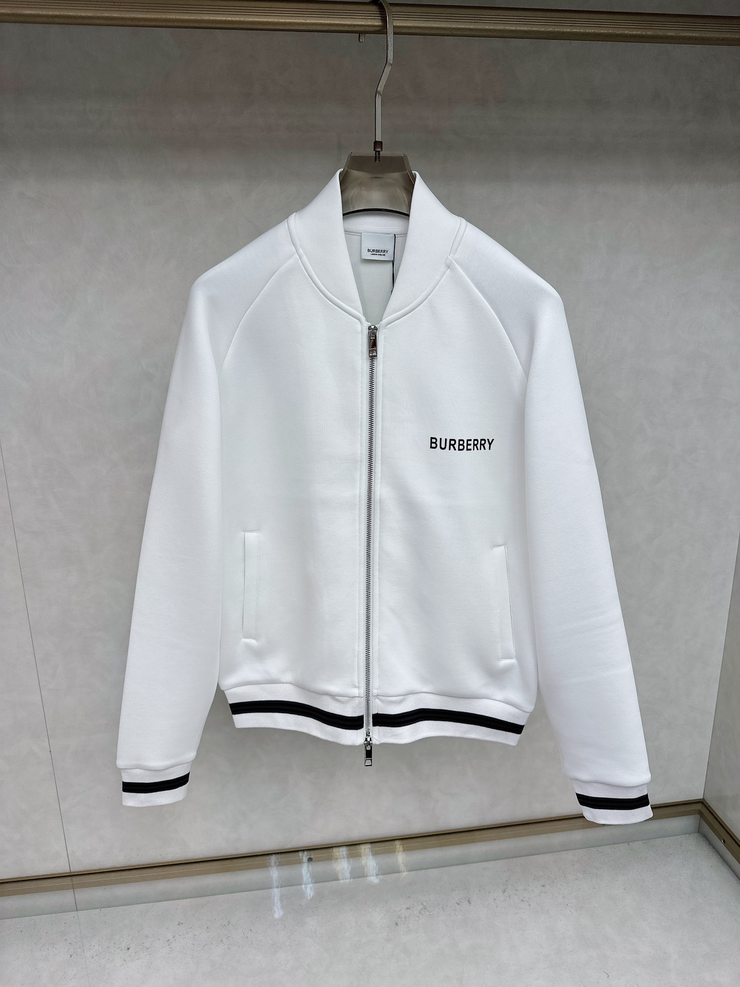 NO:530196,Burberry exclusively offers the latest fashionable jackets. A jacket with a classic design and great appearance. It is even more difficult to pick and control. You can buy it directly. You can't get it wrong! Through the detailed pictures, you can feel its powerful aura, and the warm-concentration effect is significant, so you don’t have to worry about the chill at all! It is both fashionable and functional, and the whole style looks more luxurious and elegant! Size M-3XL, burberry, burberry, jackets & coats, alexander wang19860909Burberry巴宝莉独家专供最新时尚外套 经典设计感与颜值爆棚的外套,品质更是无法挑剔品控可以直接入手,不容过错的高端臻品！通过细节图片便可感受到它强悍的气场,聚温保暖效果显著,完全不用担心会有一点寒意！时尚与功能性兼备,整款显得更加的奢华大气！ 尺码M-3XL,,burberry,burberry,jackets & coats,alexander wang,Men's clothing