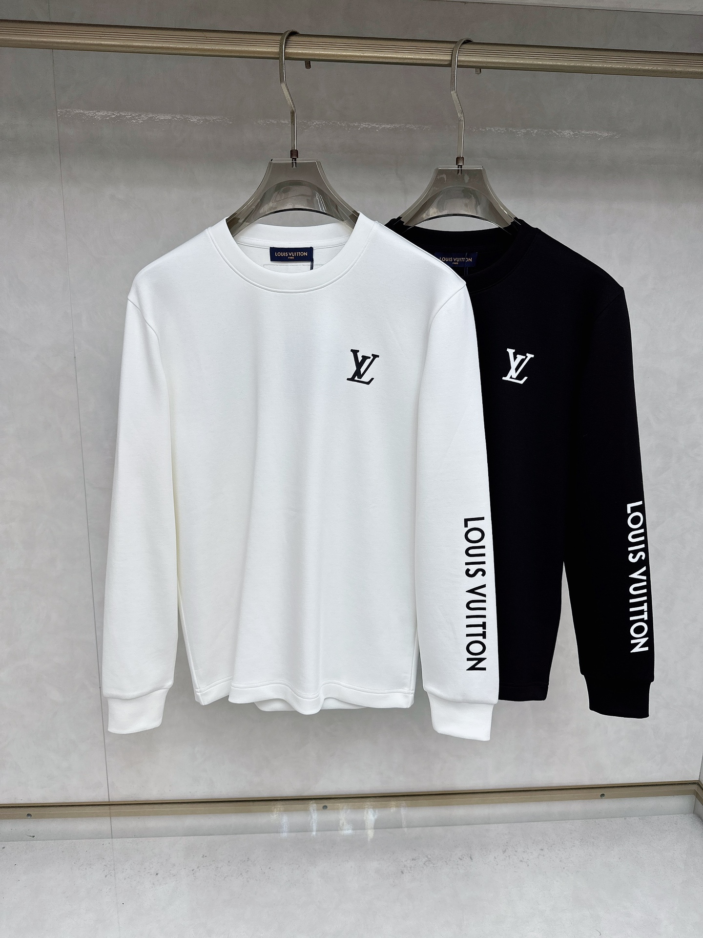 NO:530170,LV 2025 early autumn latest product, available at the same time, original single product, fashionable and casual round neck long-sleeved T-shirt, using imported original fabric, comfortable and breathable, craft letter pattern decorative logo, the upper body is very handsome. Count M-3XL,,louis vuitton,tees, t-shirt,alexander wang19860909LV 2025早秋最新品,同步有售,原单狠货,时尚休闲圆领长袖T恤,采用进口原版面料,舒适透气,工艺字母图案装饰logo,上身帅气十足 码数M-3XL,,louis vuitton,tees，t-shirt,alexander wang,Men's clothing