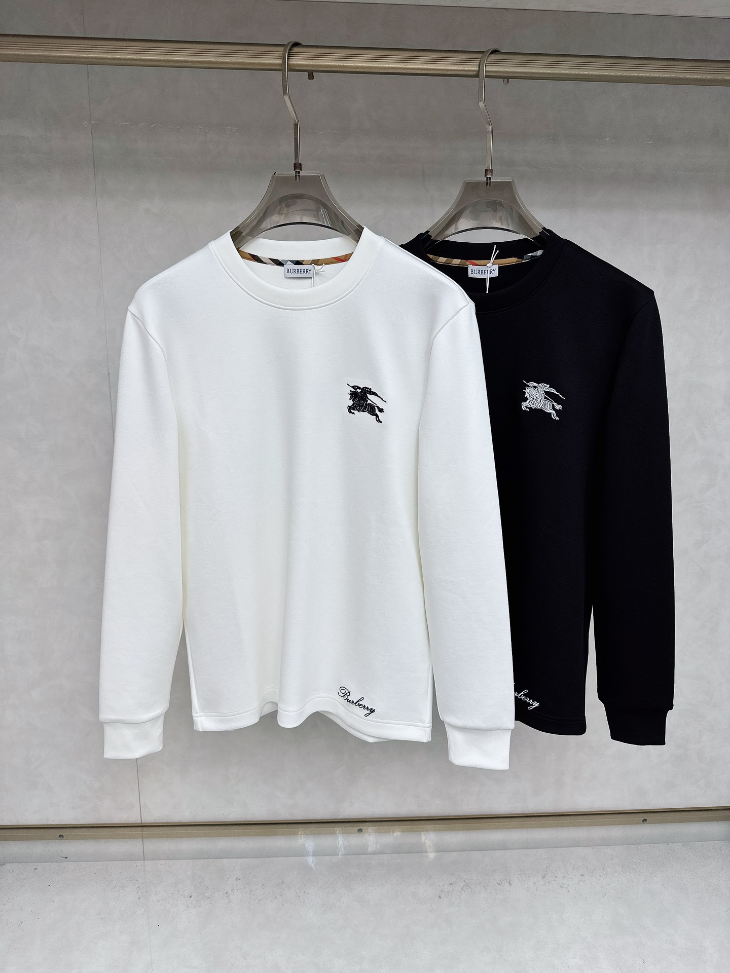 NO:530173,Burberry 2025's latest early autumn products, available at the same time, original singles, fashionable and casual round neck long-sleeved T-shirt, using imported original fabric, comfortable and breathable, craft letter pattern decoration logo, the upper body is very handsome. Count M-3XL, burberry,tees, t-shirt, alexander wang19860909巴宝莉 2025早秋最新品,同步有售,原单狠货,时尚休闲圆领长袖T恤,采用进口原版面料,舒适透气,工艺字母图案装饰logo,上身帅气十足 码数M-3XL,,burberry,tees，t-shirt,alexander wang,Men's clothing