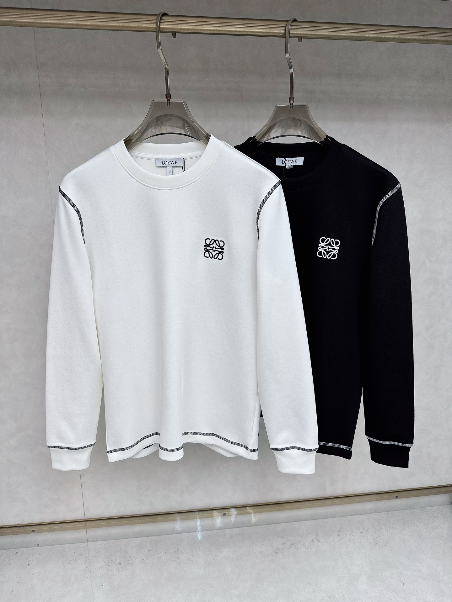 NO:530176,Luo Yiwei 2025 early autumn latest product, available simultaneously, original single product, fashionable and casual round neck long-sleeved T-shirt, using imported original fabric, comfortable and breathable, craft letter pattern decorative logo, the upper body is very handsome. Count M-3XL,,loewe,tees, t-shirt,alexander wang19860909罗意威 2025早秋最新品,同步有售,原单狠货,时尚休闲圆领长袖T恤,采用进口原版面料,舒适透气,工艺字母图案装饰logo,上身帅气十足 码数M-3XL,,loewe,tees，t-shirt,alexander wang,Men's clothing