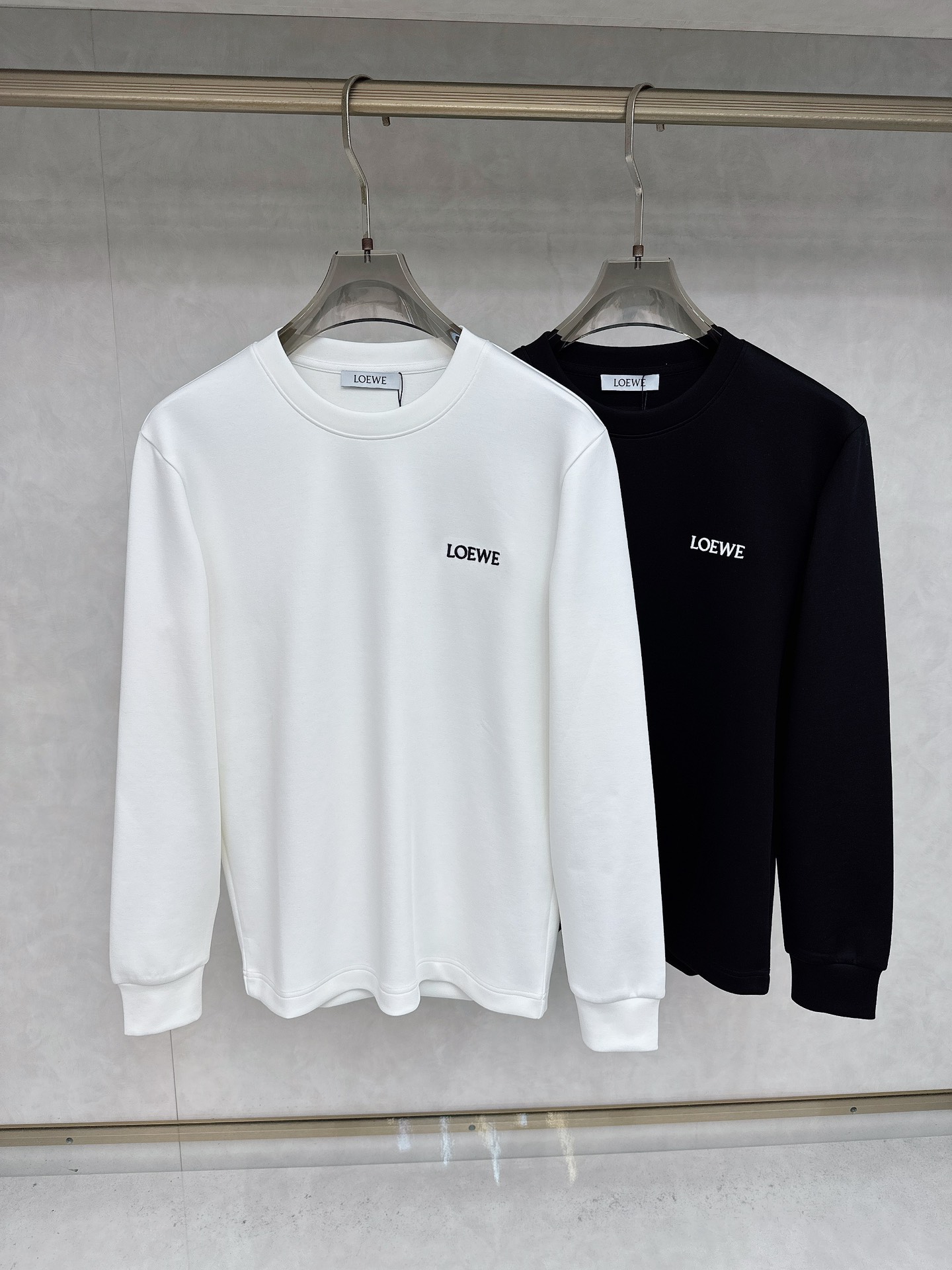 NO:530182,Luo Yiwei 2025 early autumn latest product, available simultaneously, original single product, fashionable and casual round neck long-sleeved T-shirt, using imported original fabric, comfortable and breathable, craft letter pattern decorative logo, the upper body is very handsome. Number M-3XL, loewe,tees, t-shirt, alexander wang19860909罗意威 2025早秋最新品,同步有售,原单狠货,时尚休闲圆领长袖T恤,采用进口原版面料,舒适透气,工艺字母图案装饰logo,上身帅气十足 码数M-3XL,,loewe,tees，t-shirt,alexander wang,Men's clothing