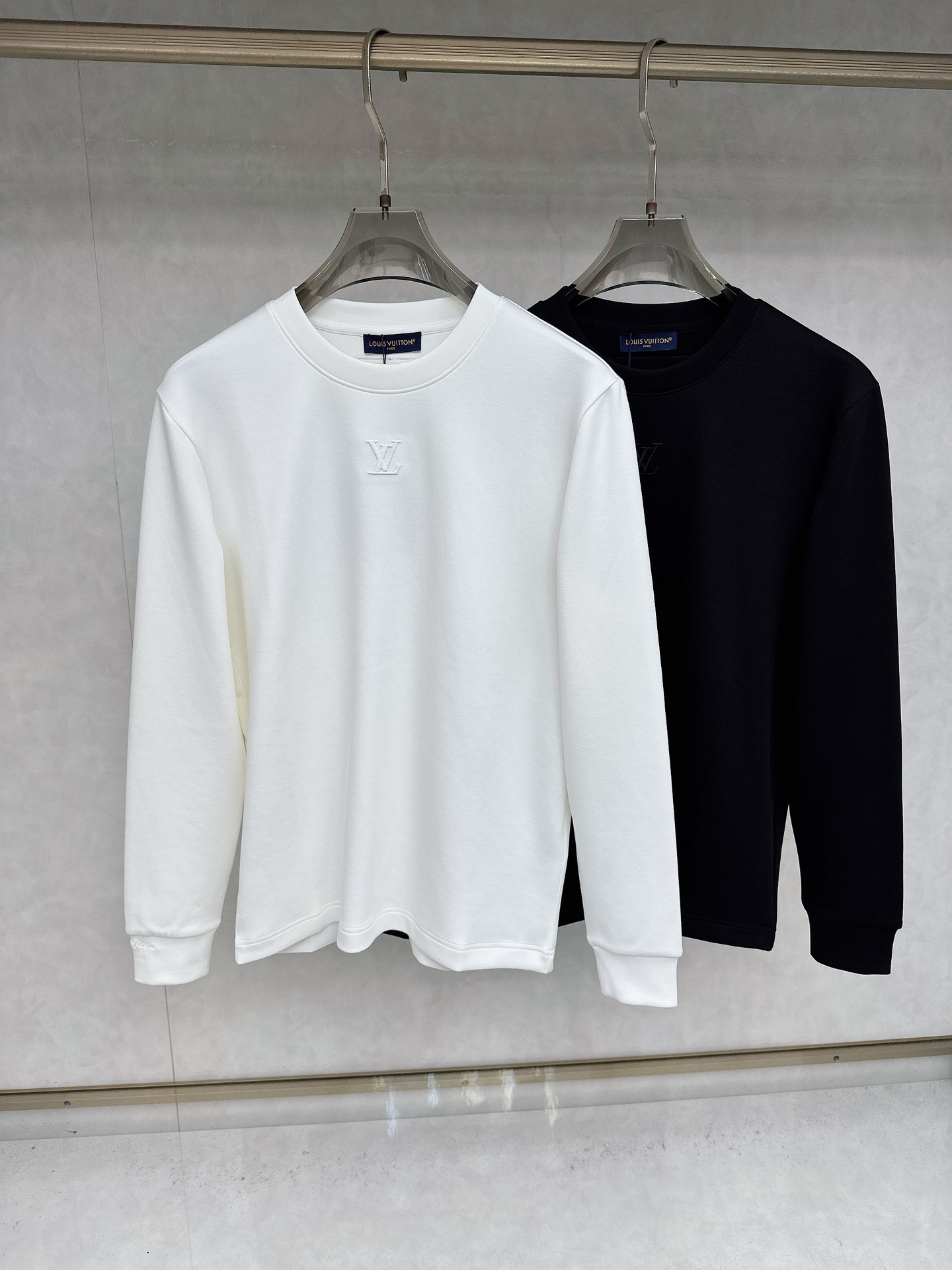 NO:530185,LV 2025 early autumn latest product, available at the same time, original single product, fashionable and casual round neck long-sleeved T-shirt, using imported original fabric, comfortable and breathable, craft letter pattern decorative logo, the upper body is very handsome. Count M-3XL,,louis vuitton,tees, t-shirt,alexander wang19860909LV 2025早秋最新品,同步有售,原单狠货,时尚休闲圆领长袖T恤,采用进口原版面料,舒适透气,工艺字母图案装饰logo,上身帅气十足 码数M-3XL,,louis vuitton,tees，t-shirt,alexander wang,Men's clothing