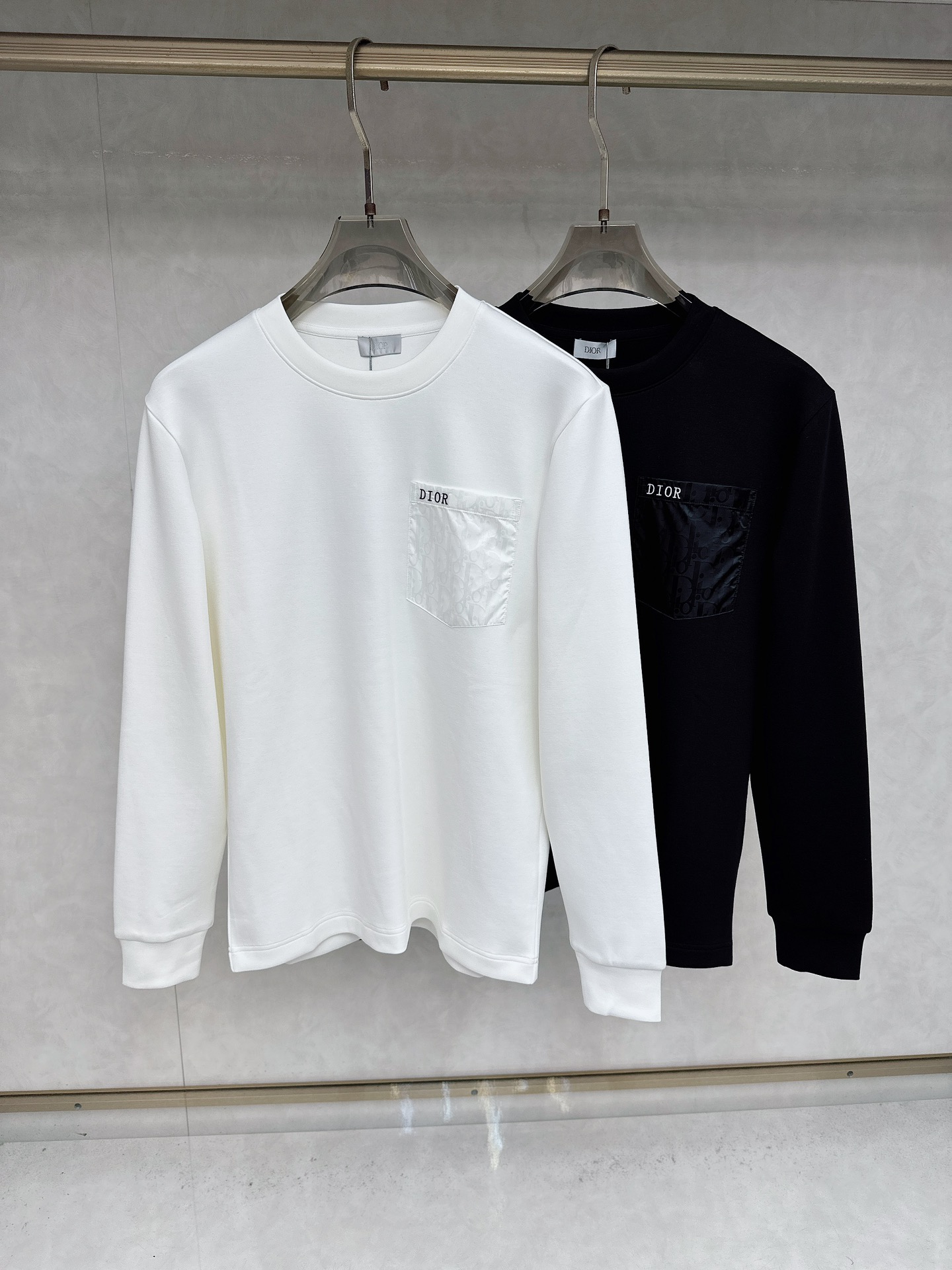 NO:530188,Dior 2025 early autumn latest product, available at the same time, original single product, fashionable and casual round neck long-sleeved T-shirt, using imported original fabric, comfortable and breathable, craft letter pattern decoration logo, the upper body is very handsome. Number M-3XL,,dior,tees, t-shirt,alexander wang19860909迪奥 2025早秋最新品,同步有售,原单狠货,时尚休闲圆领长袖T恤,采用进口原版面料,舒适透气,工艺字母图案装饰logo,上身帅气十足 码数M-3XL,,dior,tees，t-shirt,alexander wang,Men's clothing