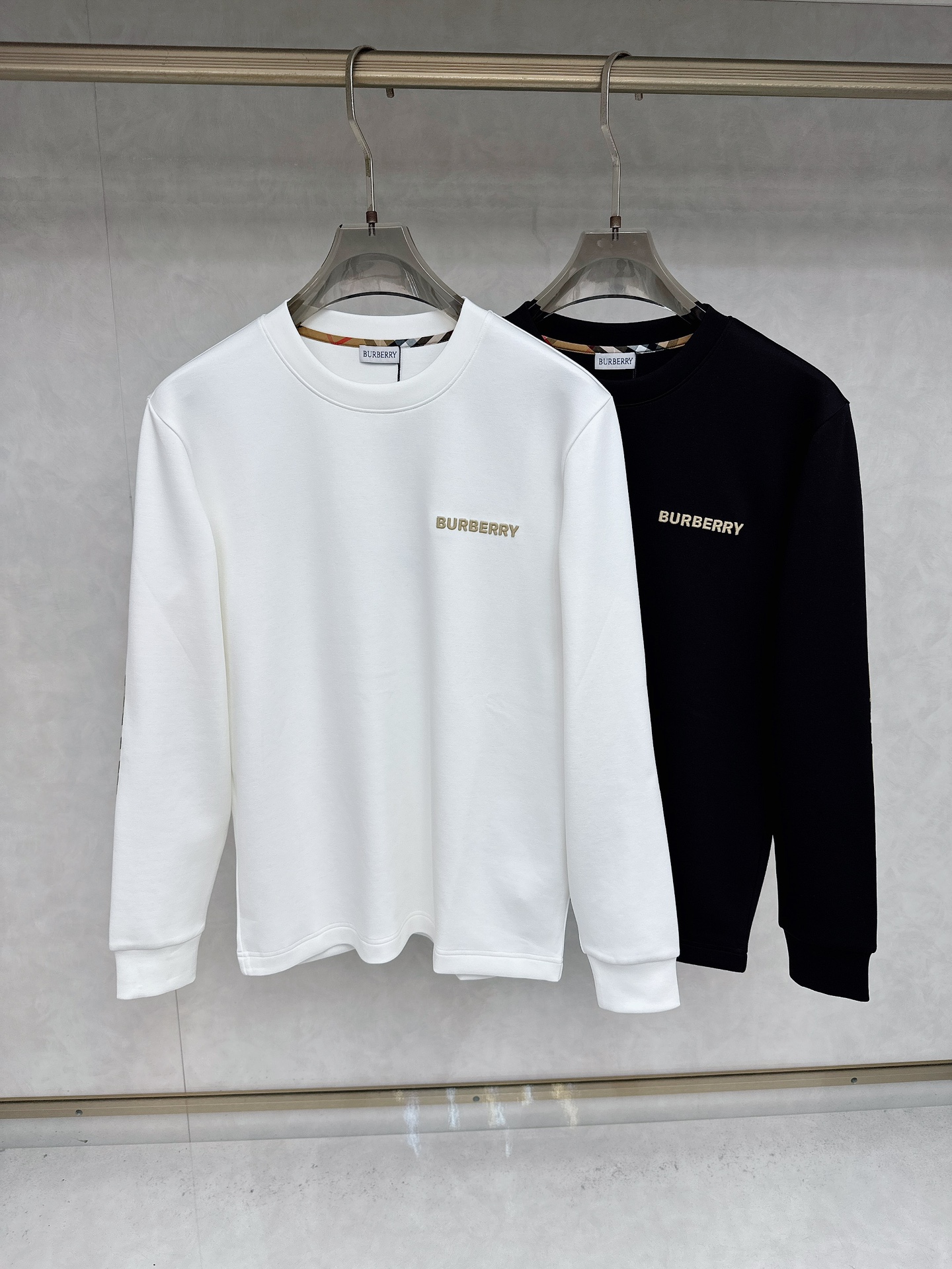 NO:530191,Burberry 2025's latest early autumn products, available at the same time, original singles, fashionable and casual round neck long-sleeved T-shirt, using imported original fabric, comfortable and breathable, craft letter pattern decoration logo, the upper body is very handsome. Count M-3XL, burberry,tees, t-shirt, alexander wang19860909巴宝莉 2025早秋最新品,同步有售,原单狠货,时尚休闲圆领长袖T恤,采用进口原版面料,舒适透气,工艺字母图案装饰logo,上身帅气十足 码数M-3XL,,burberry,tees，t-shirt,alexander wang,Men's clothing