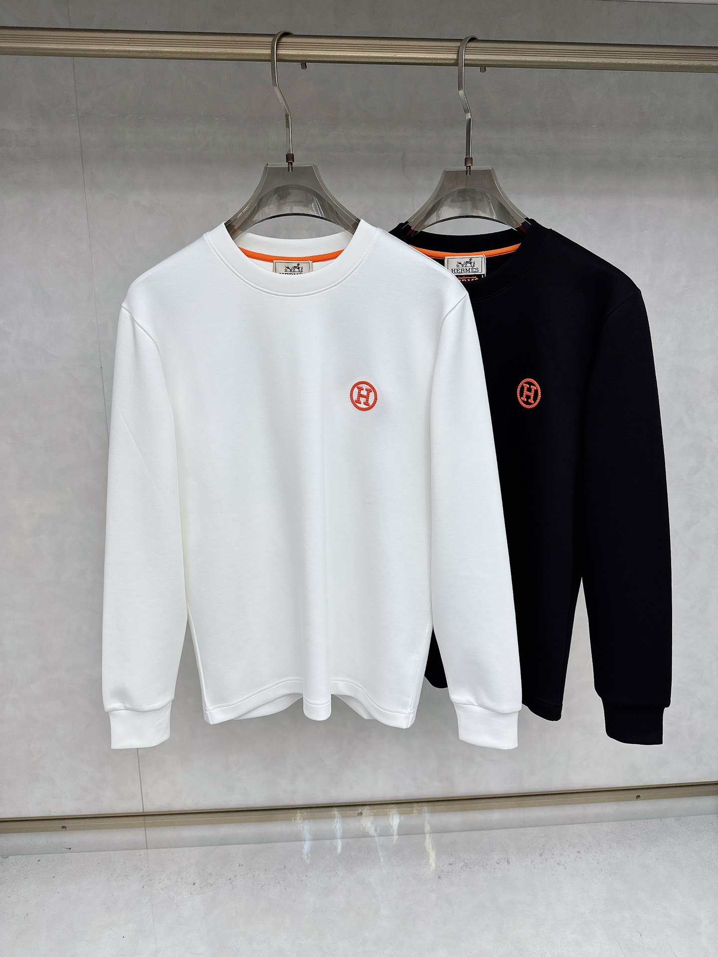 NO:530194,Hermes 2025 early autumn latest product, available at the same time, original single product, fashionable and casual round neck long-sleeved T-shirt, using imported original fabric, comfortable and breathable, craft letter pattern decorative logo, the upper body is very handsome. Number M-3XL, hermes,tees, t-shirt, alexander wang19860909爱马仕 2025早秋最新品,同步有售,原单狠货,时尚休闲圆领长袖T恤,采用进口原版面料,舒适透气,工艺字母图案装饰logo,上身帅气十足 码数M-3XL,,hermes,tees，t-shirt,alexander wang,Men's clothing