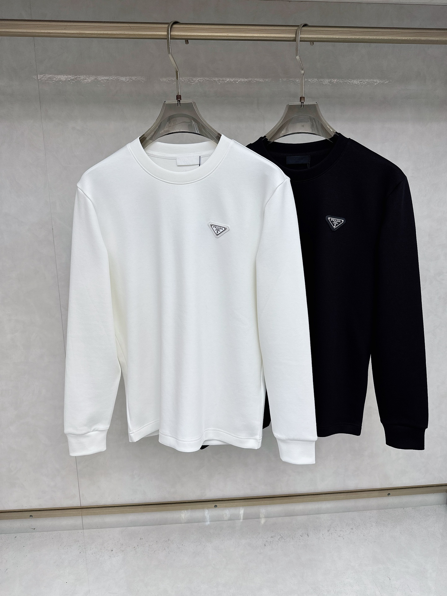 NO:530197,Prada 2025's latest early autumn products, available at the same time, original singles, fashionable and casual round neck long-sleeved T-shirt, using imported original fabric, comfortable and breathable, craft letter pattern decoration logo, the upper body is very handsome. Number M-3XL, prada,tees, t-shirt, alexander wang19860909普拉达 2025早秋最新品,同步有售,原单狠货,时尚休闲圆领长袖T恤,采用进口原版面料,舒适透气,工艺字母图案装饰logo,上身帅气十足 码数M-3XL,,prada,tees，t-shirt,alexander wang,Men's clothing