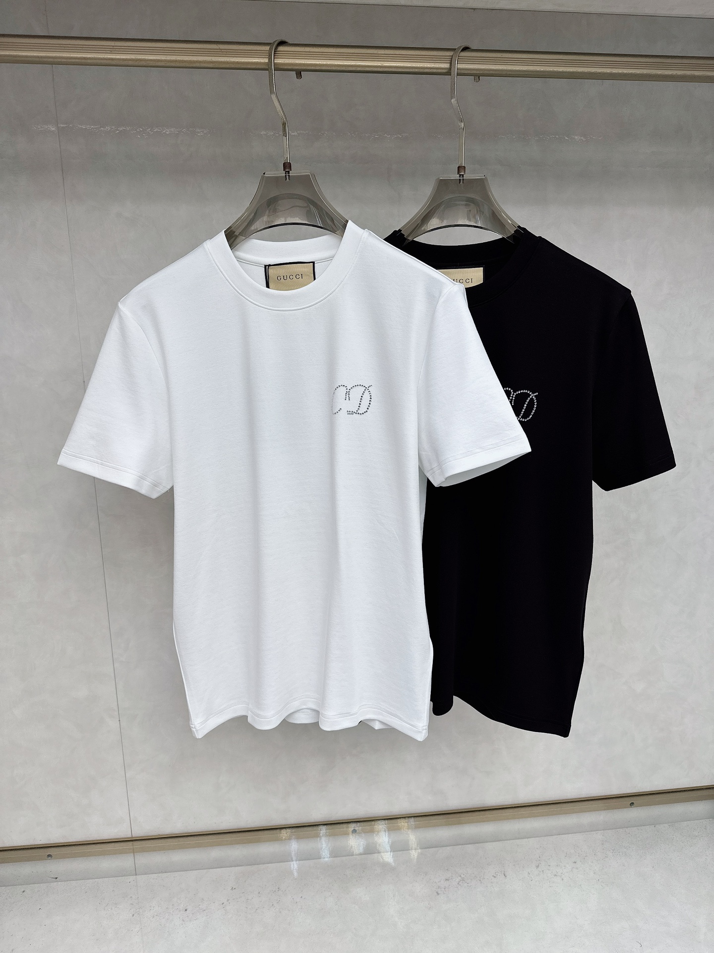 NO:530174,Guqi 2025 Autumn and Winter Round neck short-sleeved T-shirt base shirt Elemental Logo badge highlights the casual and fashionable charm, and is still unique in style. It is well equipped with a companion... Customer-supplied high-strength elastic knitted liquid ammonia air-layer fabric, flat and symmetrical knitted light and refreshing, soft and comfortable, and excellent breathability. Simple and unique charm. The straight-cut style is more suitable for matching with various trendy and fashionable styles. It uses instrument embroidery, and the delicate and full texture highlights, bringing a new experience for fashion sports and leisure. Size M-3XL,,T-shirt,tees,t-shirt,alexander wang19860909古奇 2025秋冬 圆领短袖T恤打底衫 元素性的Logo徽章凸显休闲时尚魅力,依然独领时尚风骚.内搭好伴侣… 客供高支弹力针织液氨空气层面料,平整匀称的针织轻薄清爽,柔软舒适,透气性极佳.简洁而富有独特魅力.直裁版型更为适合搭配各种潮流时尚造型. 采用器械刺绣,细腻饱满的质感突显,为时尚运动休闲带来全新体验. 尺码 M-3XL,,T-shirt,tees，t-shirt,alexander wang,Men's clothing