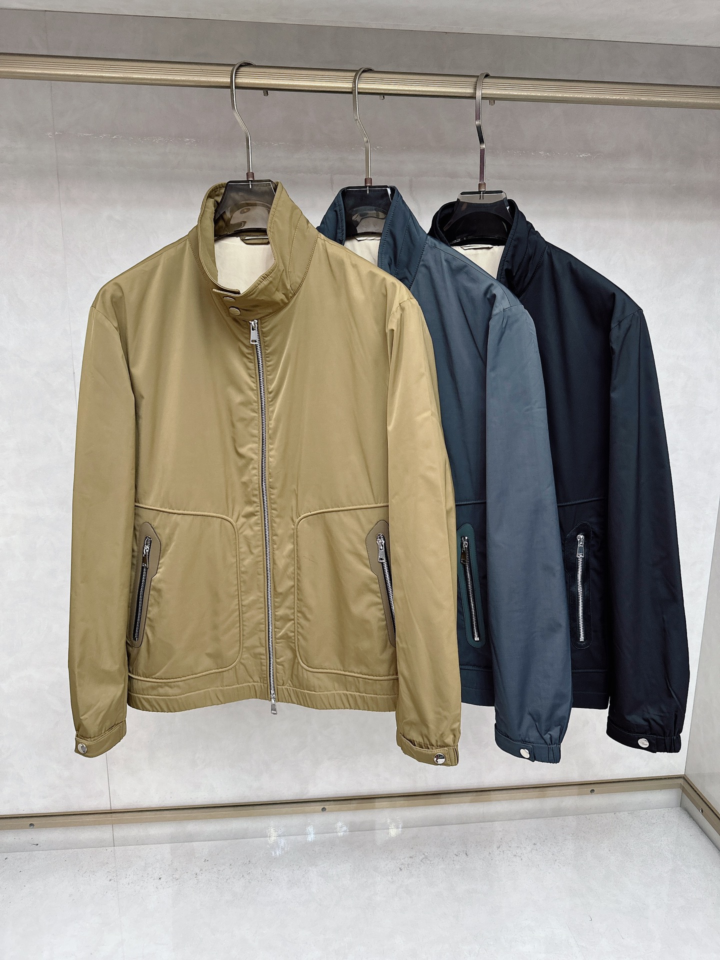 NO:529390,Prada 2025 early autumn new jacket set classic design, novel style, slim fit and fashionable upper body effect is excellent. Number of codes M-3XL, prada, jackets & coats, alexander wang19860909普拉达 2025早秋新款夹克套装经典设计,款式新颖,版型修身时尚上身效果超赞.码数M-3XL,,prada,jackets & coats,alexander wang,Men's clothing