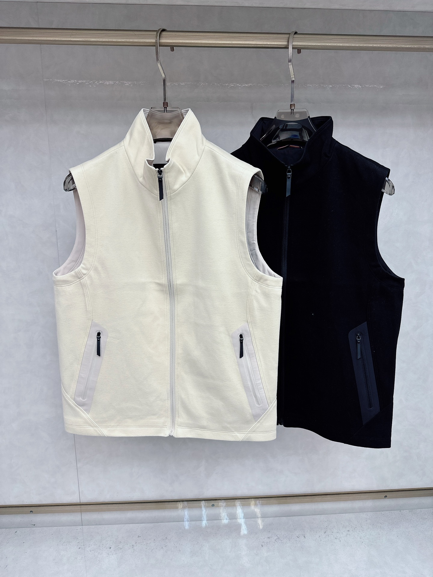 NO:529392,TF 2025 autumn and winter new hot vest jacket, classic lapel style design, novel style, durable, comfortable and not easy to deform, slim and fashionable style, excellent upper body effect, 48-56,,tom ford, jackets & coats,alexander wang19860909TF 2025秋冬新款爆款马甲外套,经典翻领款式设计,款式新颖,耐穿舒适不易变形,版型修身时尚,上身效果超赞,码数48-56,,tom ford,jackets & coats,alexander wang,Men's clothing