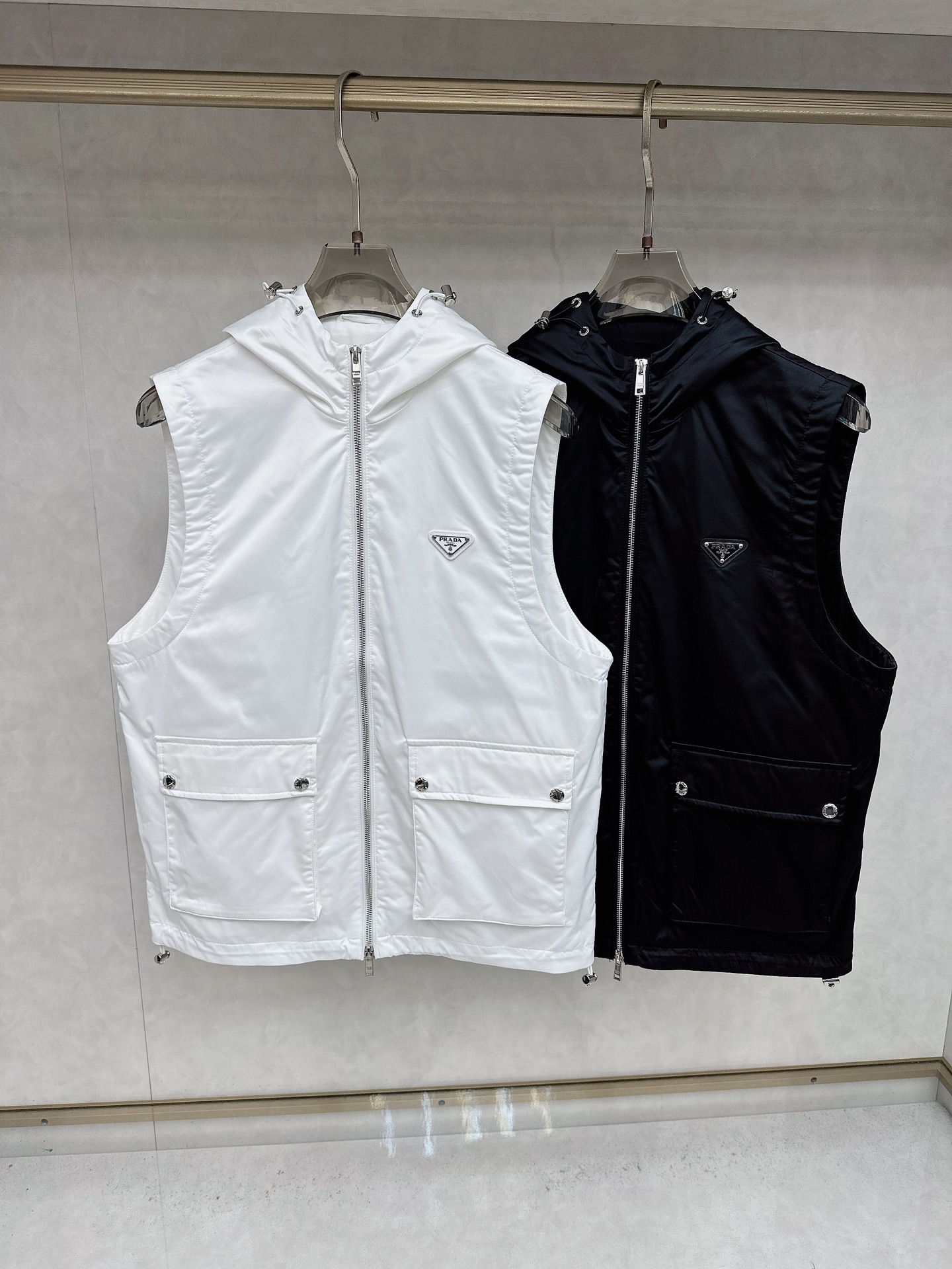 NO:529394,Prada 2025 autumn and winter new hot vest jacket, classic lapel style design, novel style, durable, comfortable and not easy to deform, slim and fashionable style, excellent upper body effect, 48-56, prada, jackets & coats, alexander wang19860909普拉达 2025秋冬新款爆款马甲外套,经典翻领款式设计,款式新颖,耐穿舒适不易变形,版型修身时尚,上身效果超赞,码数48-56,,prada,jackets & coats,alexander wang,Men's clothing