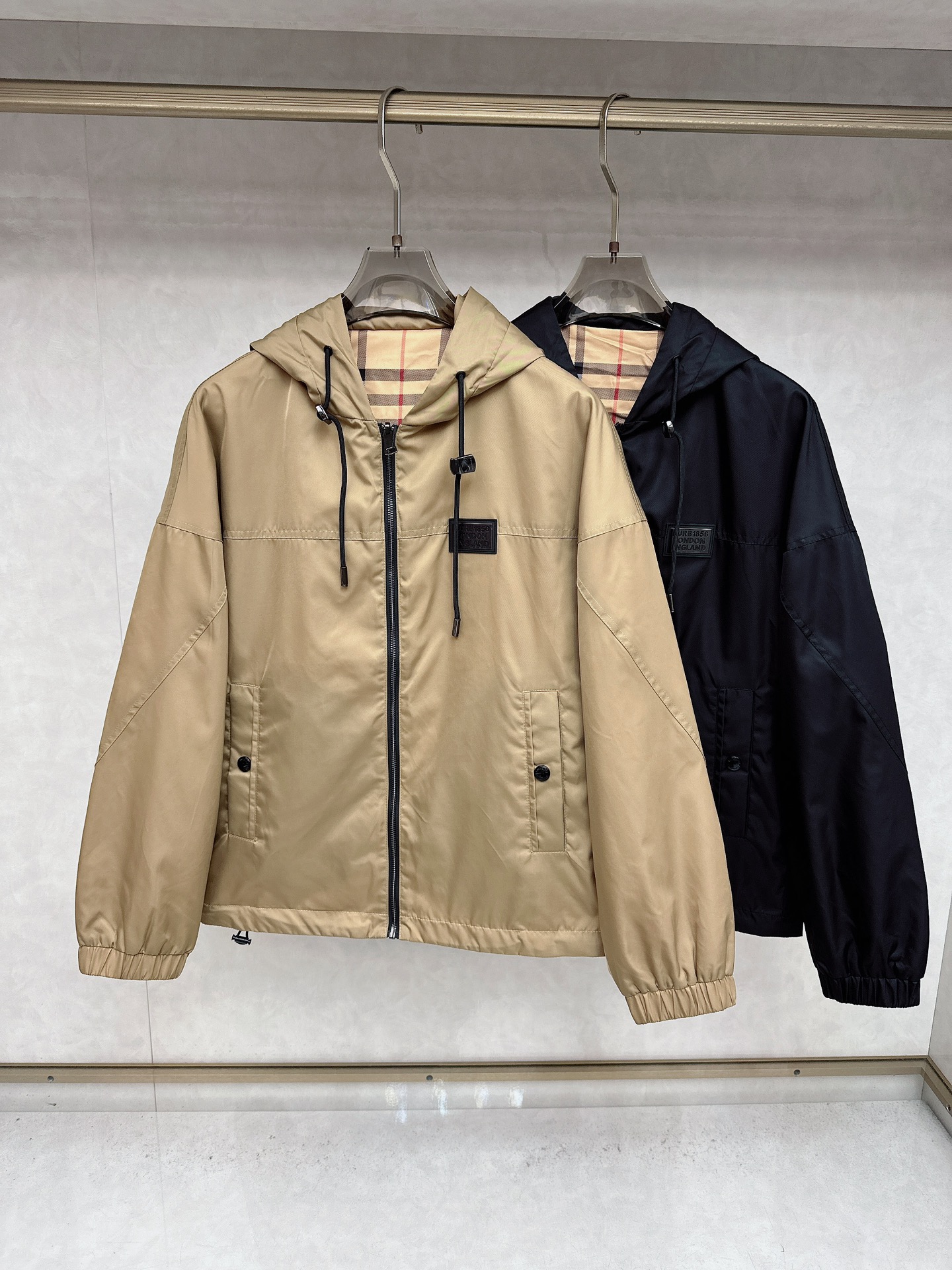 NO:529398,Burberry 2025 early autumn new jacket, classic hooded design, novel style on both sides, slim and fashionable style, and excellent upper body effect. M-3XL, burberry, jackets & coats, hats, alexander wang19860909巴宝莉 2025早秋新款夹克,经典连帽设计,两面穿款式新颖,版型修身时尚,上身效果超赞. 码数M-3XL,,burberry,jackets & coats,hats,alexander wang,Men's clothing