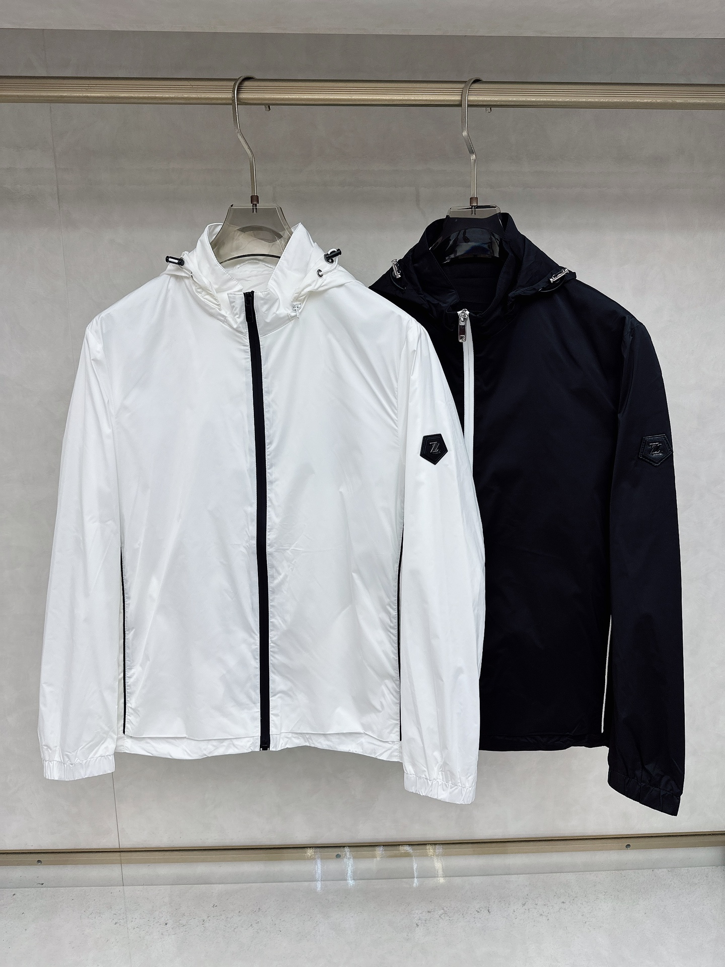NO:529400,Zegna's new jacket with classic hooded design, novel style on both sides, slim and fashionable style, and excellent upper body effect. M-3XL, zegna, jackets & coats, hats, alexander wang19860909杰尼亚 2025早秋新款夹克,经典连帽设计,两面穿款式新颖,版型修身时尚,上身效果超赞. 码数M-3XL,,zegna,jackets & coats,hats,alexander wang,Men's clothing