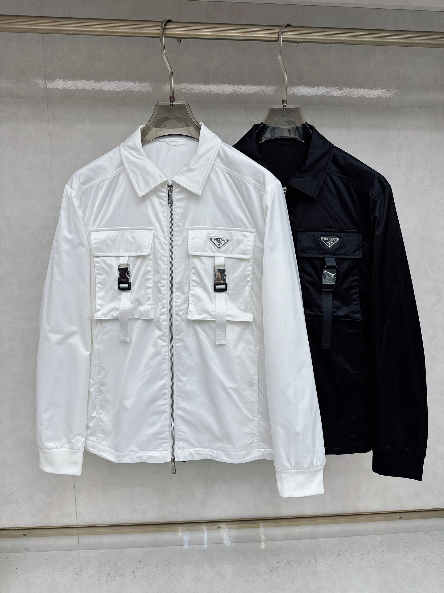 NO:529404,Prada 2025ss early autumn new style is released. Prada hooded jacket, a popular autumn thin cotton design jacket, which makes you feel comfortable and slim when worn. It is lazy and casual, combined with clean and simple colors, it is particularly pleasing to look at. It is suitable for daily wear~ I love to launch sports items embellished with vitality prints!  Size M-3XL, prada, jackets & coats,hats,alexander wang19860909普拉达 2025ss 早秋新款发布 普拉达连帽外套,秋季爆款夹薄棉设计外套,穿上就是舒适自在又显瘦的存在,慵懒而随性,结合干净简单的色系就特别耐看,适合日常穿着~倾情推出缀饰活力印花的运动单品！ 尺码M-3XL,,prada,jackets & coats,hats,alexander wang,Men's clothing