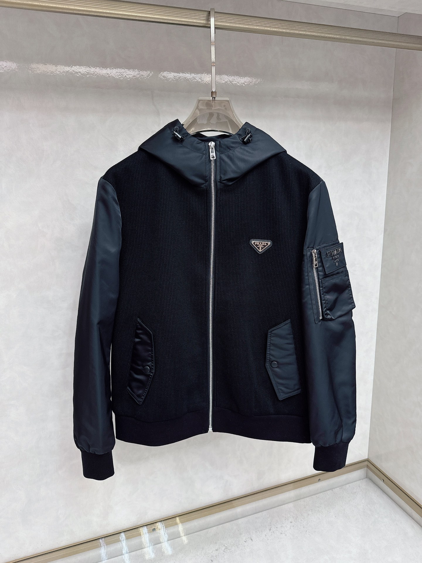 NO:529408,Prada 2025ss autumn and winter new collar jacket, classic lapel style design, novel style, durable, comfortable and not easy to change, slim and fashionable style, excellent upper body effect, 48-56,,prada, jackets & coats,alexander wang19860909普拉达 2025ss秋冬新款领爆款外套,经典翻领款式设计,款式新颖,耐穿舒适不易变 版型修身时尚,上身效果超赞,码数 48-56,,prada,jackets & coats,alexander wang,Men's clothing