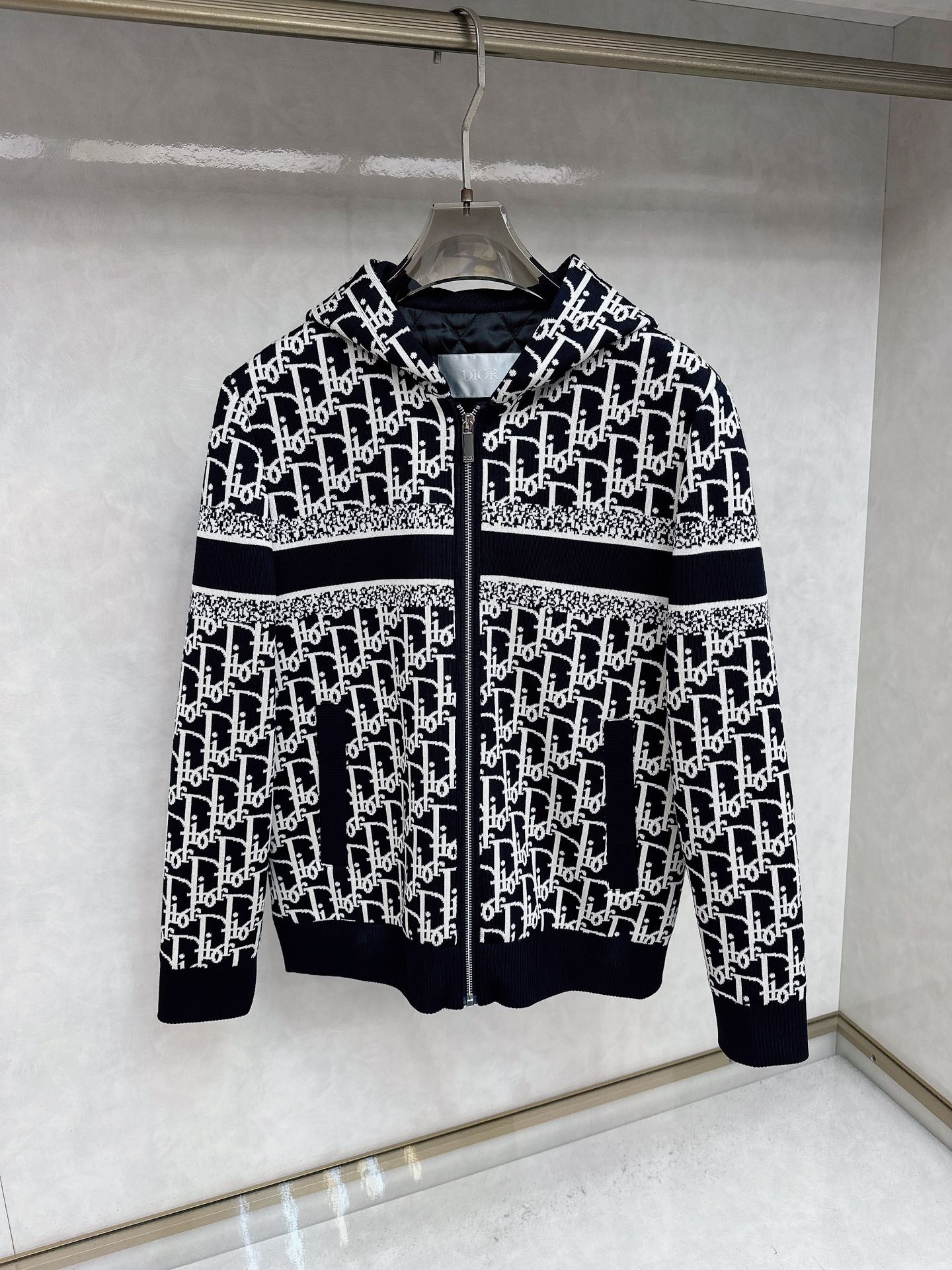 NO:529393,Dior 2025ss autumn new style is released Ming Luxury Casual Needle Jacket!  New autumn and winter fashion trendy casual knitted jacket cotton coat style!  Wear it is comfortable, free, lazy and casual, combined with clean and simple colors, and it is particularly pleasing to look at. We offer a fashionable item that embellishes and energetic decorations!  Size 48-56, Dior, Jackets & coats, Alexander wang19860909迪奥 2025ss秋季新款发布鸣轻奢休闲针 织外套！秋冬新品时尚潮流休闲针织外套棉衣 款！穿上就是舒适自在慵懒而随性,结合干净 简单的色系就特别耐看,倾情推出缀饰活力的 时尚单品！ 尺码48-56,,dior,jackets & coats,alexander wang,Men's clothing