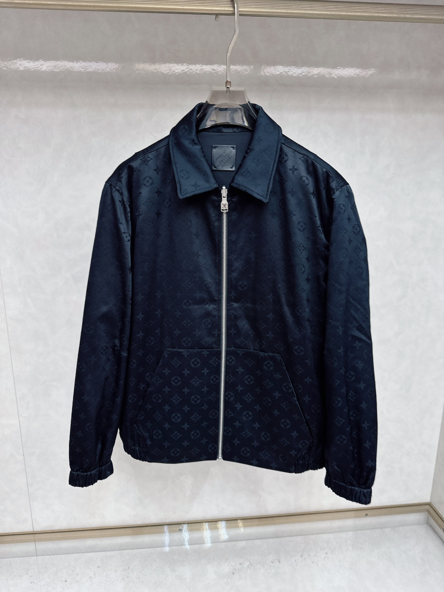 NO:529395,LV 2025ss early autumn new style is released. Donkey brand lapel cotton coat outer cover, double-sided wear, autumn hot cotton jacket, comfortable and slim, lazy and casual, combined with clean and simple colors are particularly durable, suitable for daily wear ~ lovely launching sports items embellished with vibrant prints!  Size M-3XL, louis vuitton,louis vuitton,jackets & coats,alexander wang19860909LV 2025ss早秋新款发布.驴牌翻领棉衣外 套,双面穿,秋季爆款棉衣夹克,穿上就是舒 适自在又显瘦的存在,慵懒而随性,结合干净 简单的色系就特别耐看,适合日常穿着～倾情 推出缀饰活力印花的运动单品！ 尺码M-3XL,,louis vuitton,louis vuitton,jackets & coats,alexander wang,Men's clothing