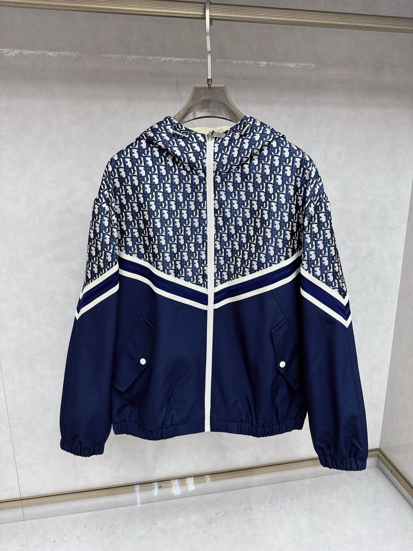 NO:529397,Dior 2025ss early autumn new style released Cheprada hooded jacket, a popular autumn splicing design jacket, which makes you feel comfortable and slim when worn. It is lazy and casual, combined with clean and simple colors, and is particularly pleasing to the eye. It is suitable for daily wear~ I love to launch sports items embellished with vitality prints!  Size M-3XL, Dior, Prada, Jackets & coats, Hats, Alexander wang19860909迪奥 2025ss 早秋新款发布切普拉达连帽外套,秋季爆款拼接设计外套,穿上就是舒适自在又显瘦的存在,慵懒而随性,结合干净简单的色系就特别耐看,适合日常穿着~倾情推出缀饰活力印花的运动单品！ 尺码M-3XL,,dior,prada,jackets & coats,hats,alexander wang,Men's clothing